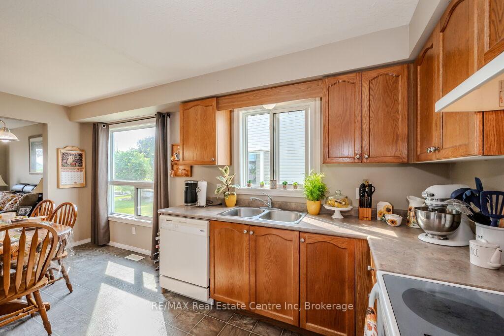 Photo 17 of 128 Henhoeffer Crescent, Kitchener — HOMEH