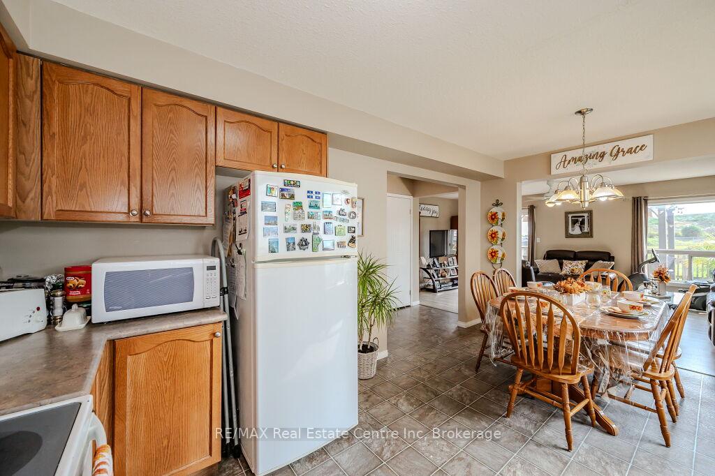 Photo 18 of 128 Henhoeffer Crescent, Kitchener — HOMEH