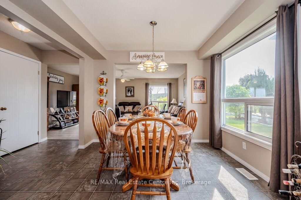 Photo 19 of 128 Henhoeffer Crescent, Kitchener — HOMEH