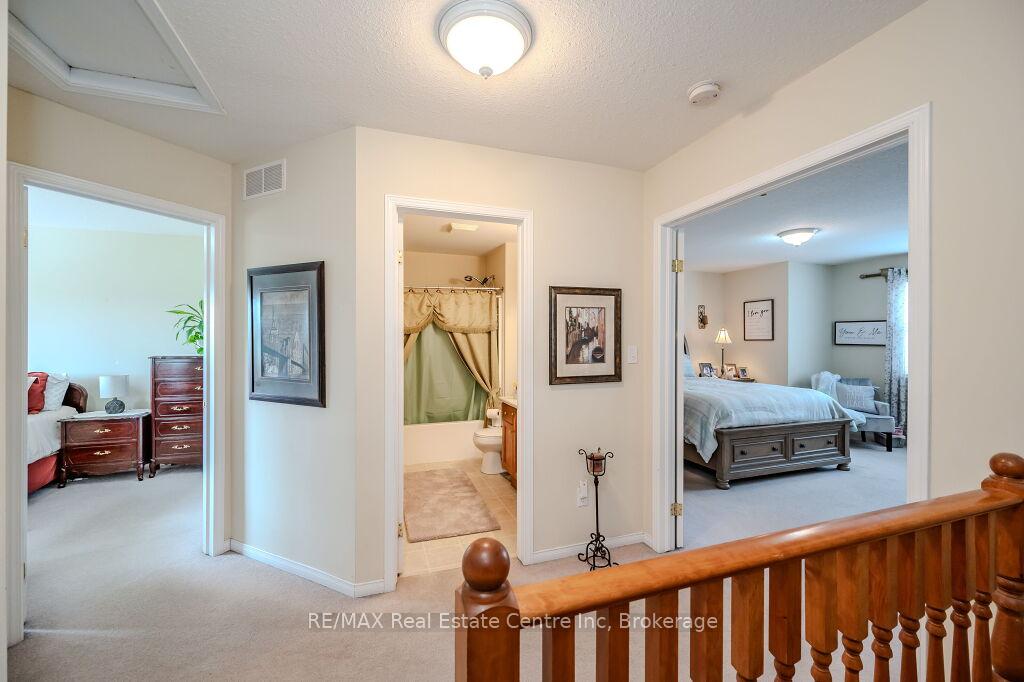 Photo 21 of 128 Henhoeffer Crescent, Kitchener — HOMEH