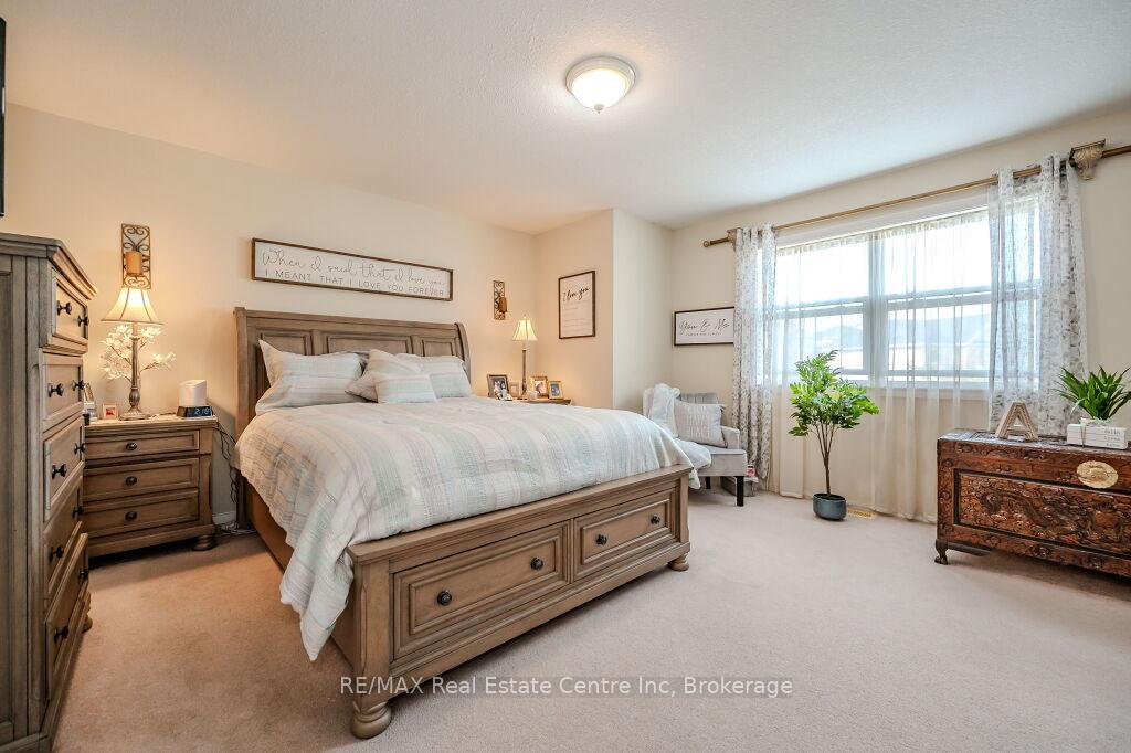 Photo 22 of 128 Henhoeffer Crescent, Kitchener — HOMEH