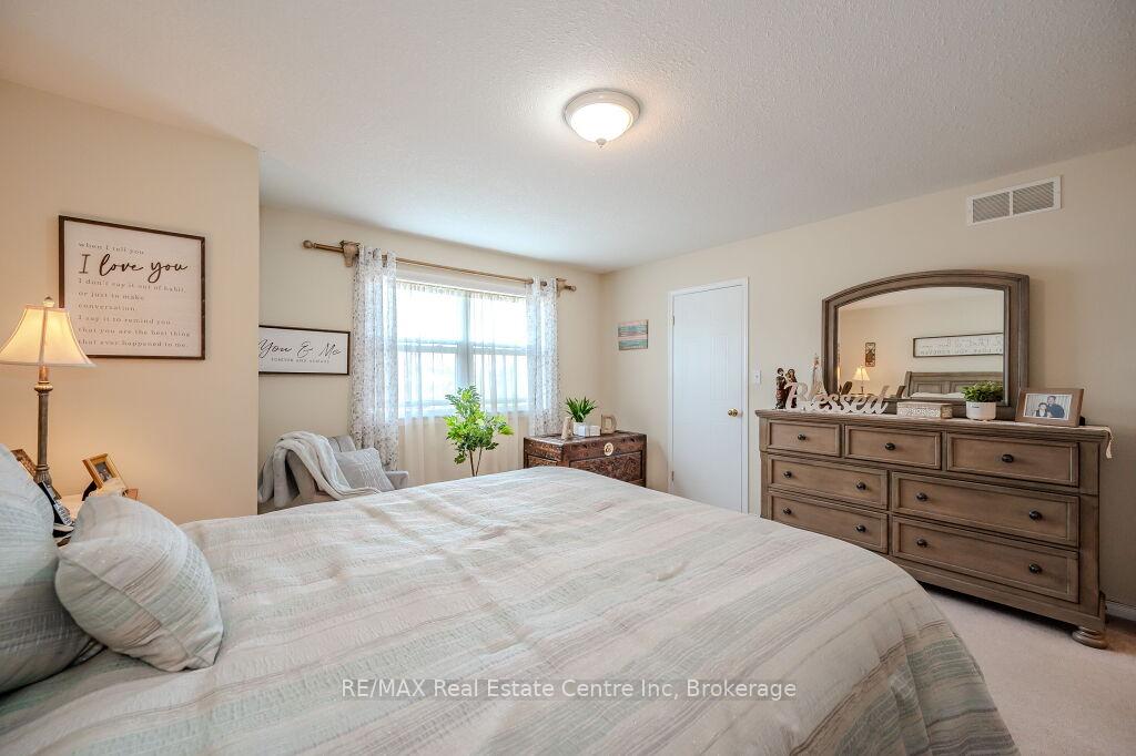 Photo 23 of 128 Henhoeffer Crescent, Kitchener — HOMEH