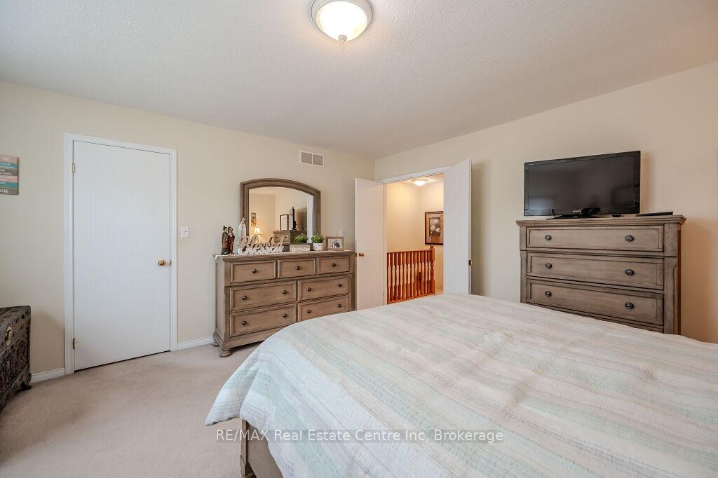 Photo 24 of 128 Henhoeffer Crescent, Kitchener — HOMEH