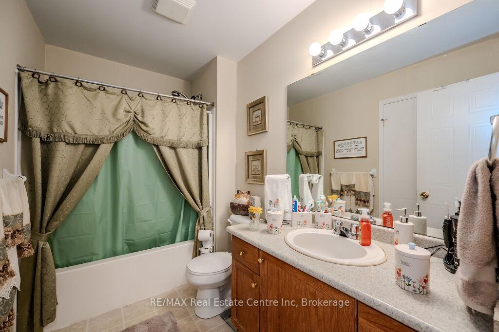 Photo 25 of 128 Henhoeffer Crescent, Kitchener — HOMEH
