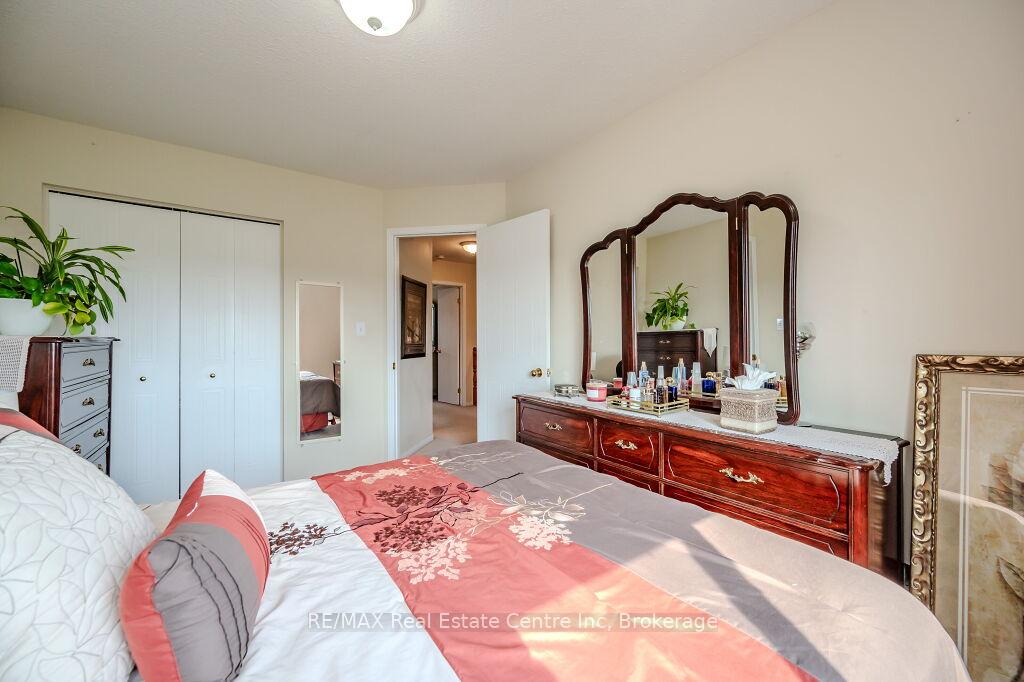 Photo 27 of 128 Henhoeffer Crescent, Kitchener — HOMEH