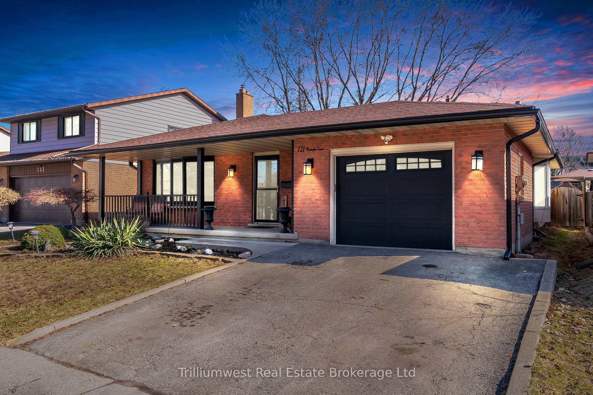 Photo 2 of 121 Martinglen Crescent, Kitchener — HOMEH