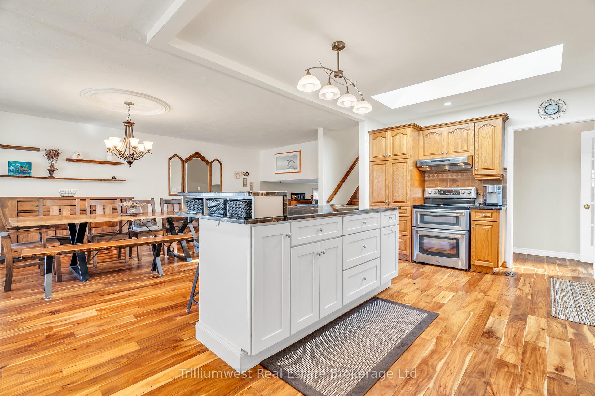 Photo 10 of 121 Martinglen Crescent, Kitchener — HOMEH