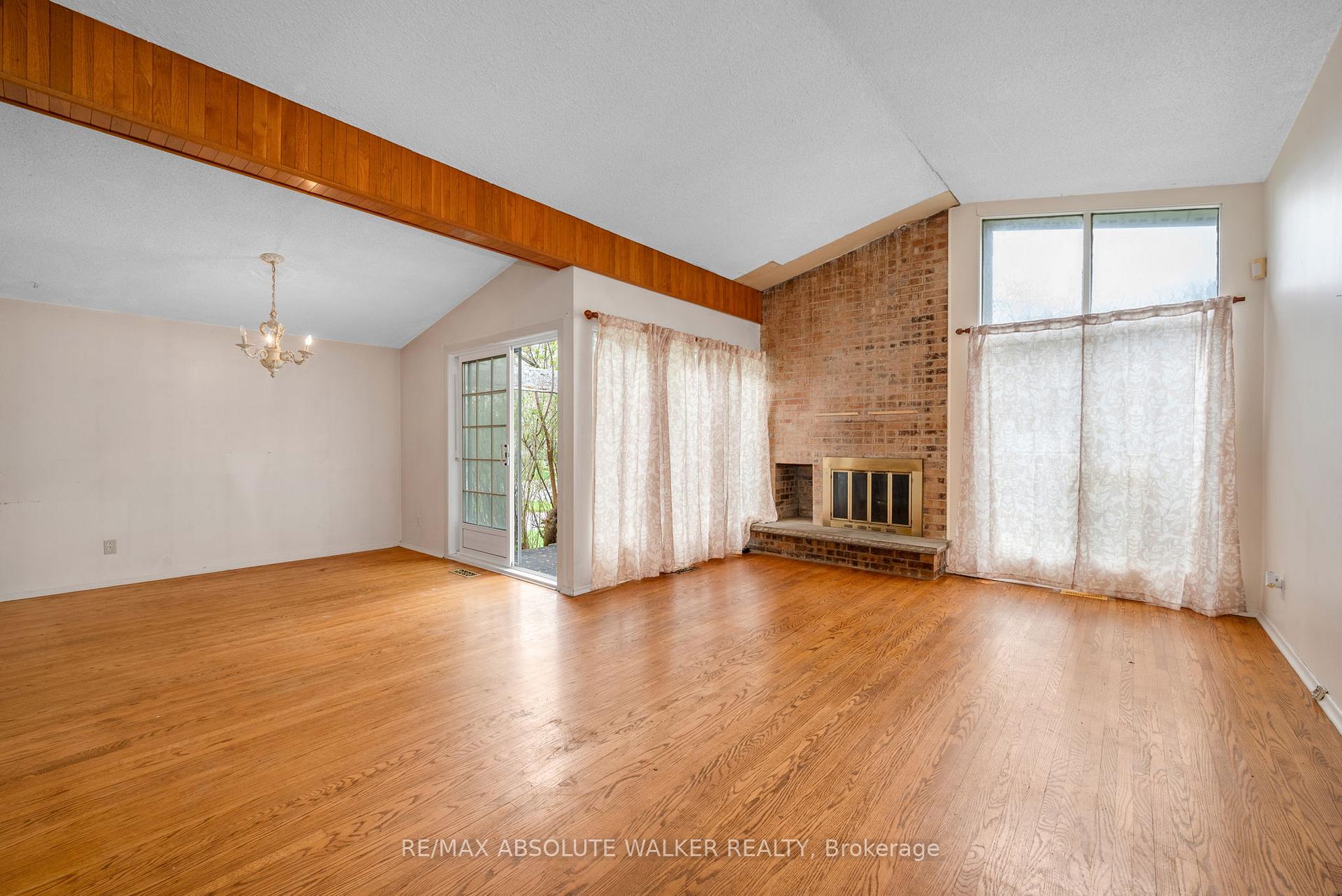Photo 4 of 107 Coburn Avenue, Ottawa, Kanata - Glencairn/Hazeldean — HOMEH