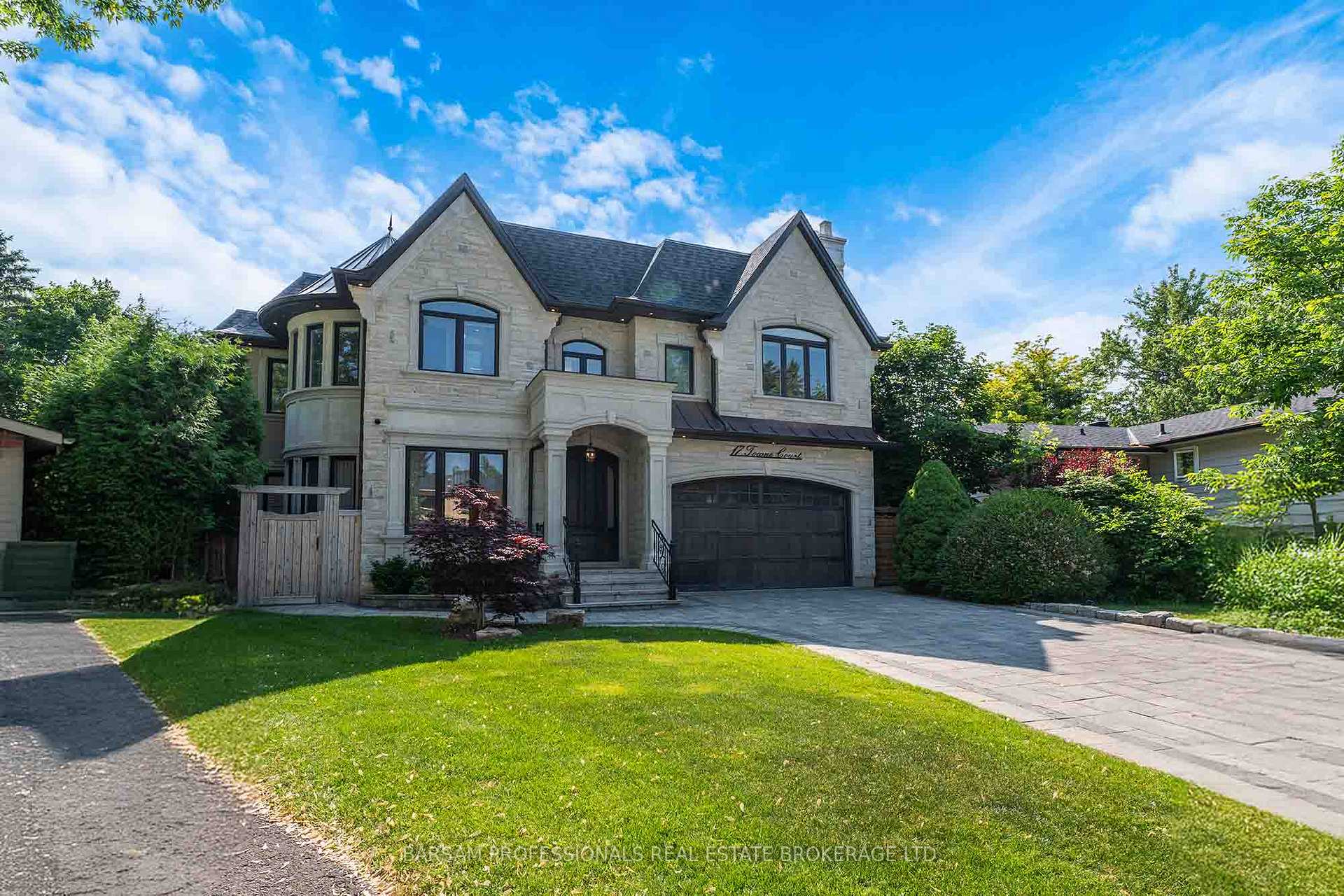 Photo 2 of 17 Towne Court, Markham, Unionville — HOMEH