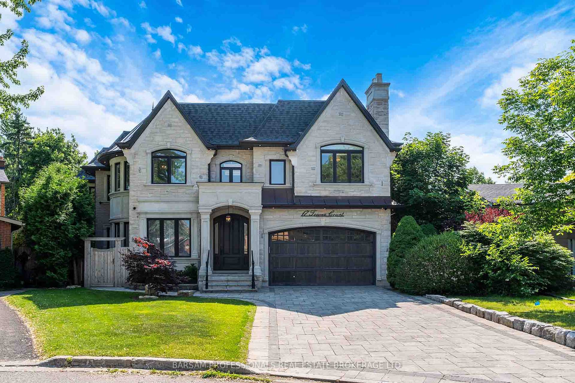 Photo 3 of 17 Towne Court, Markham, Unionville — HOMEH