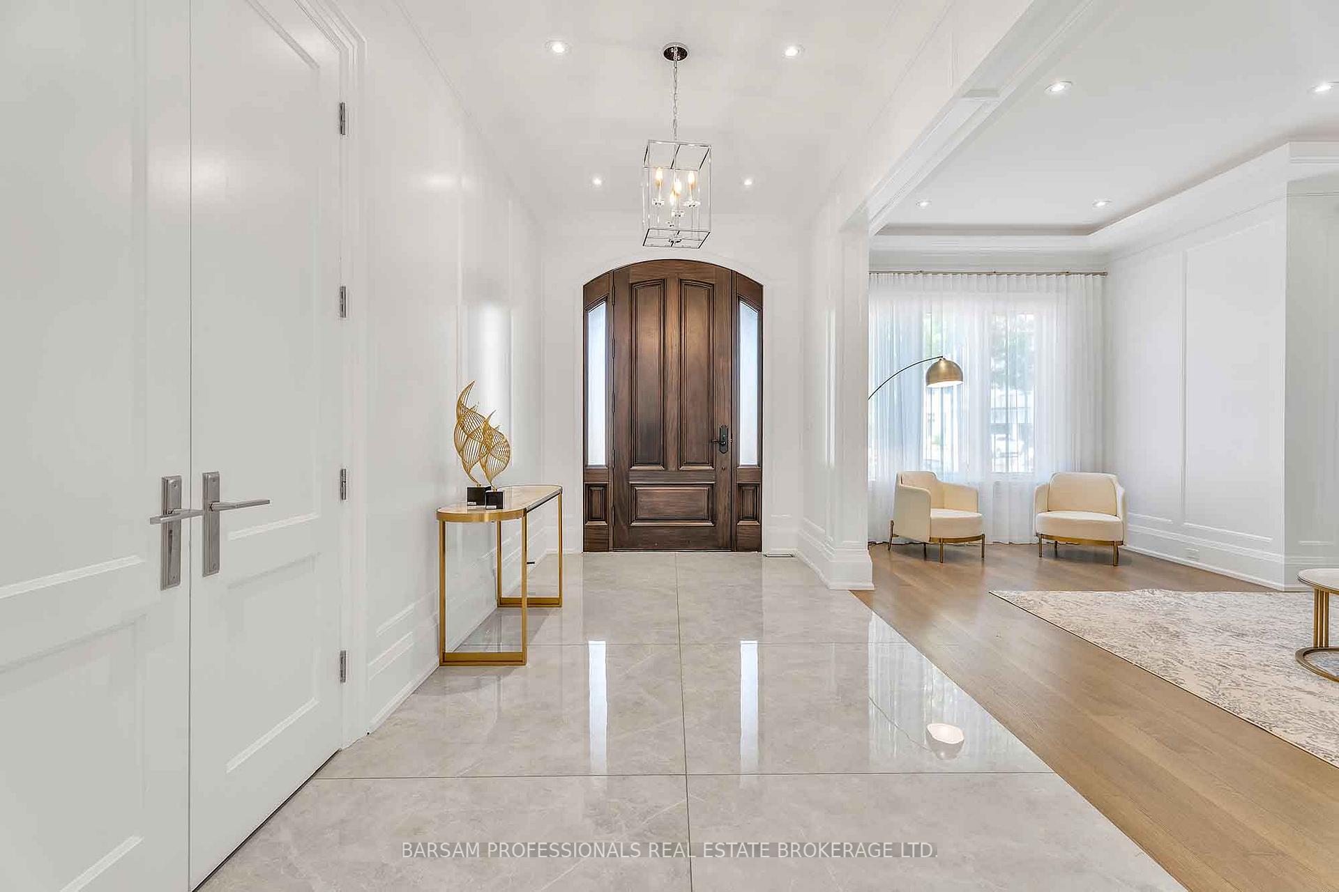 Photo 5 of 17 Towne Court, Markham, Unionville — HOMEH
