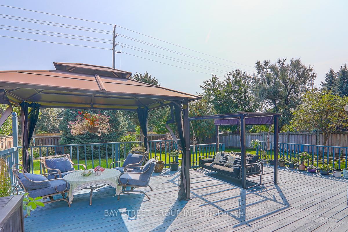 Photo 2 of 39 Calderbridge Crescent, Markham, Unionville — HOMEH