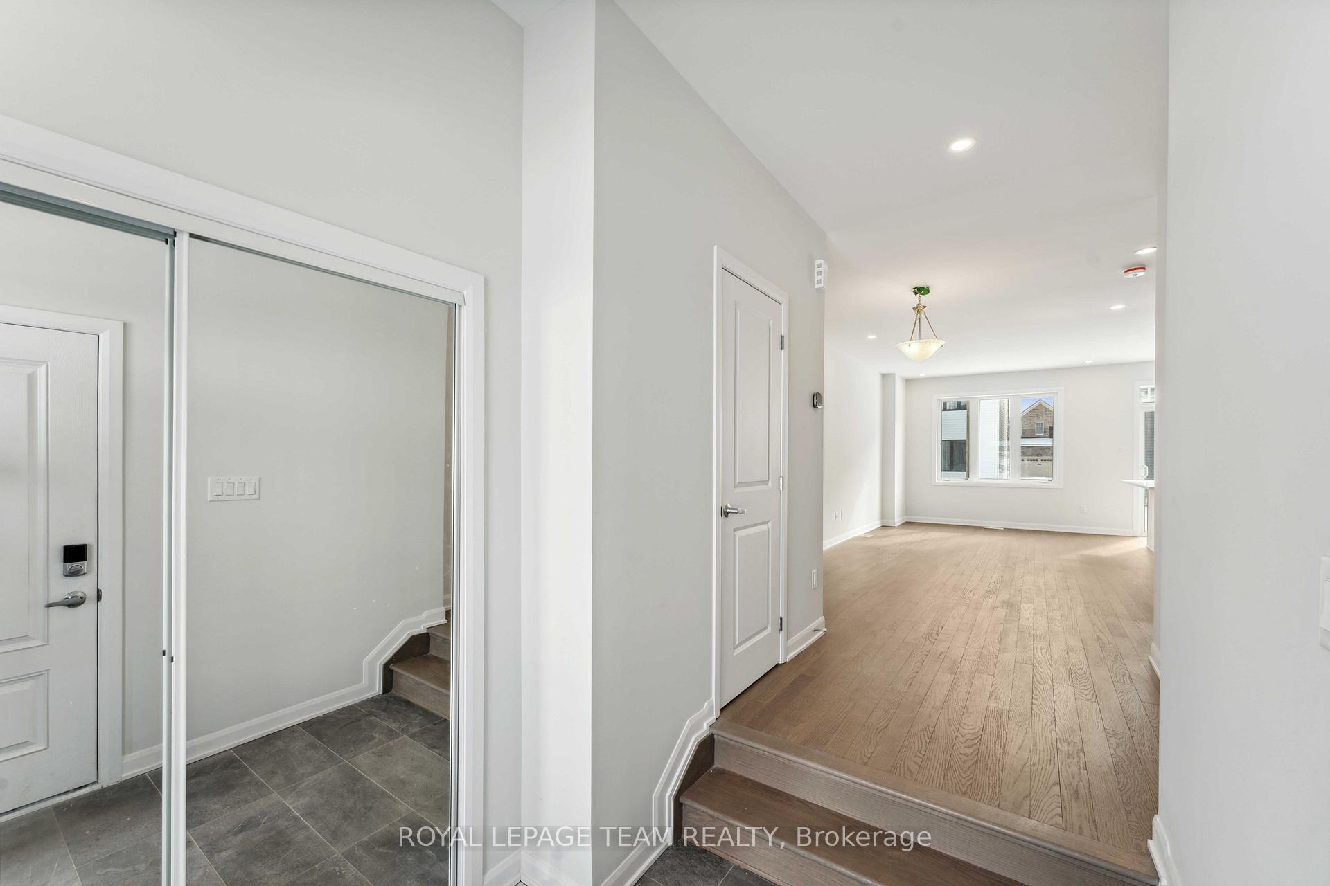 Photo 3 of 715 Fairline Row, Ottawa, Kanata - Emerald Meadows/Trailwest — HOMEH