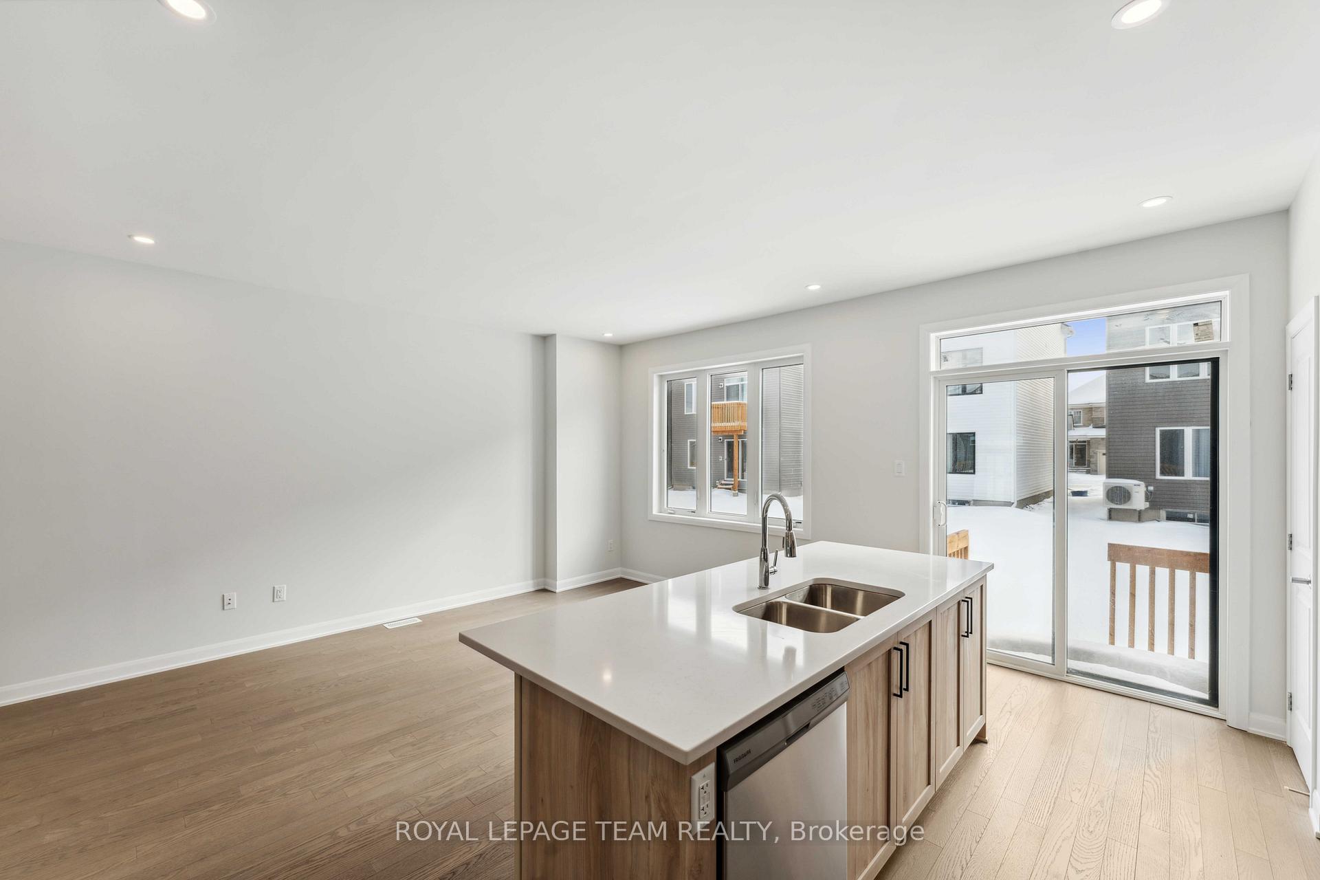 Photo 7 of 715 Fairline Row, Ottawa, Kanata - Emerald Meadows/Trailwest — HOMEH