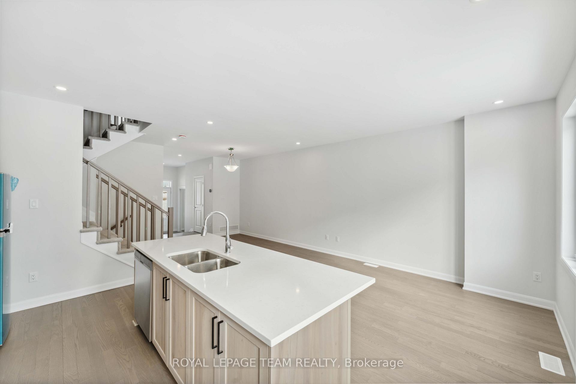 Photo 8 of 715 Fairline Row, Ottawa, Kanata - Emerald Meadows/Trailwest — HOMEH