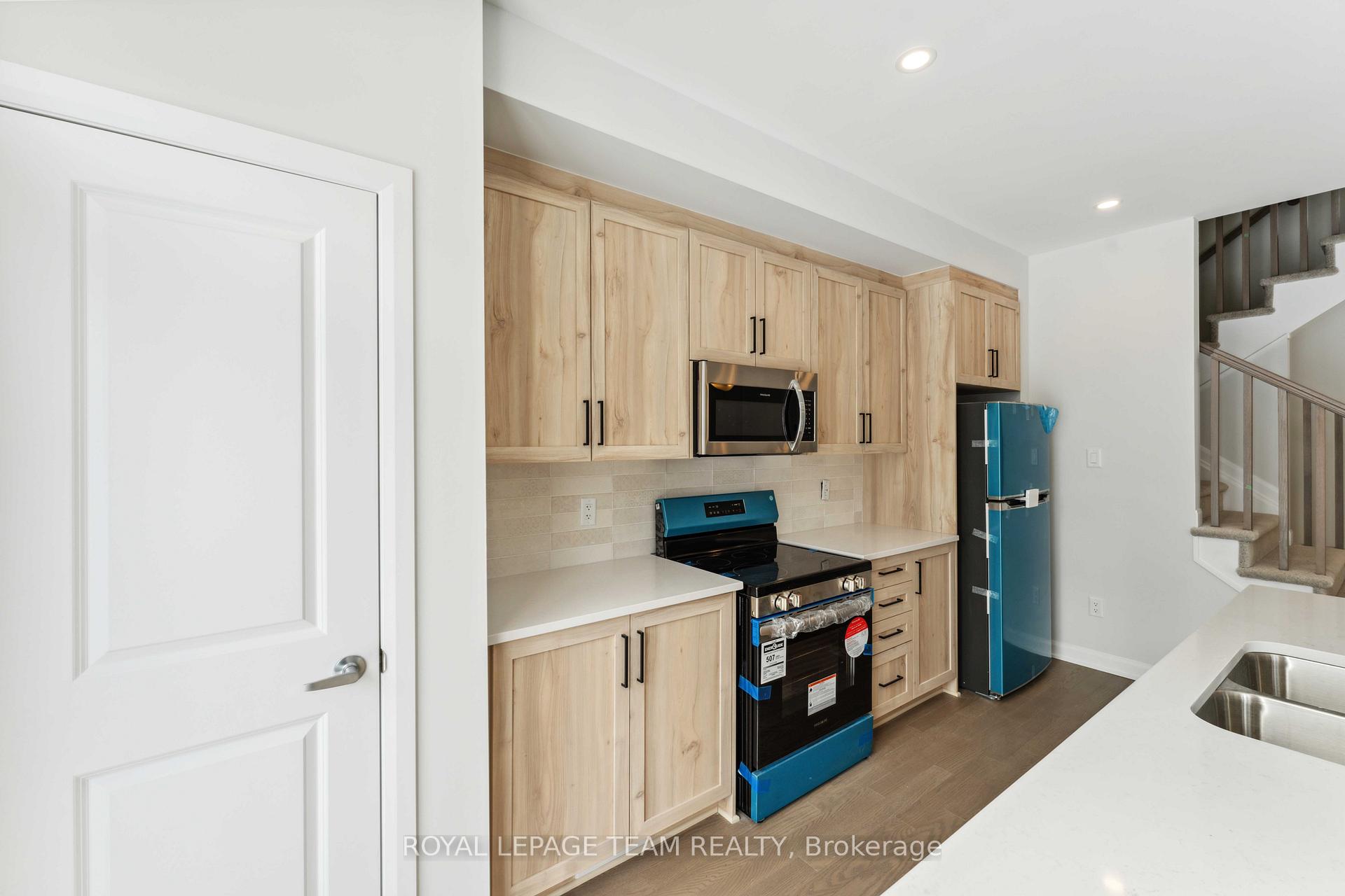Photo 9 of 715 Fairline Row, Ottawa, Kanata - Emerald Meadows/Trailwest — HOMEH