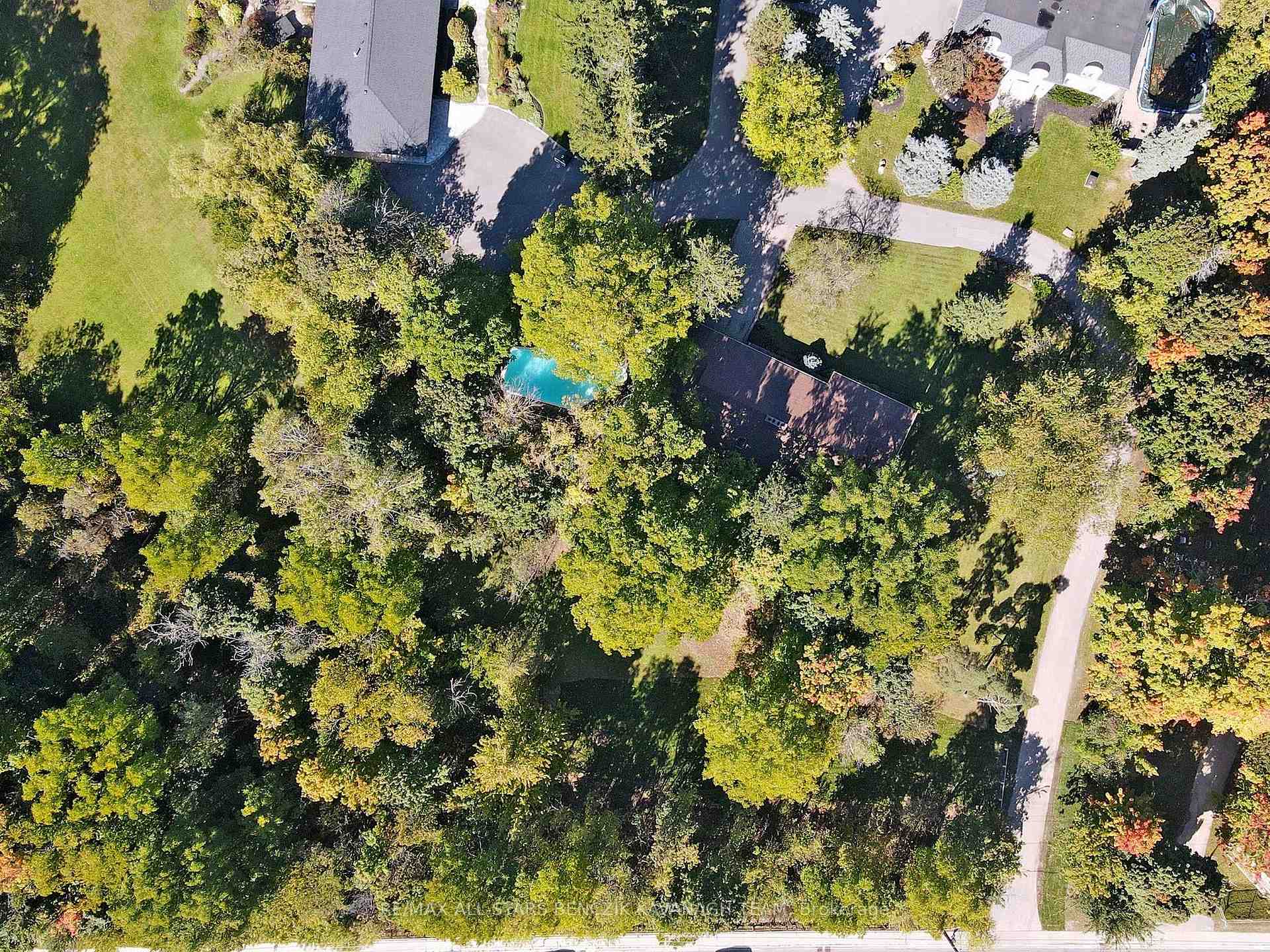 Photo 3 of 2 Savannah Crescent, Markham, Markham Village — HOMEH