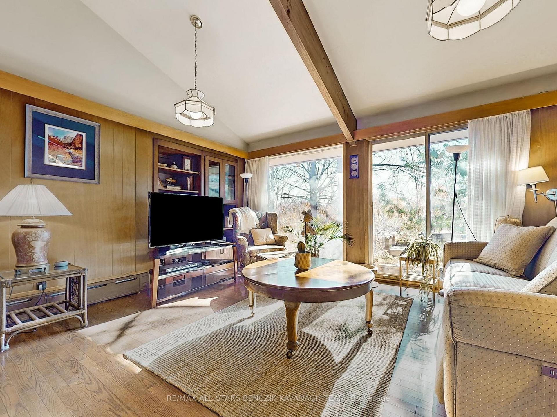 Photo 9 of 2 Savannah Crescent, Markham, Markham Village — HOMEH