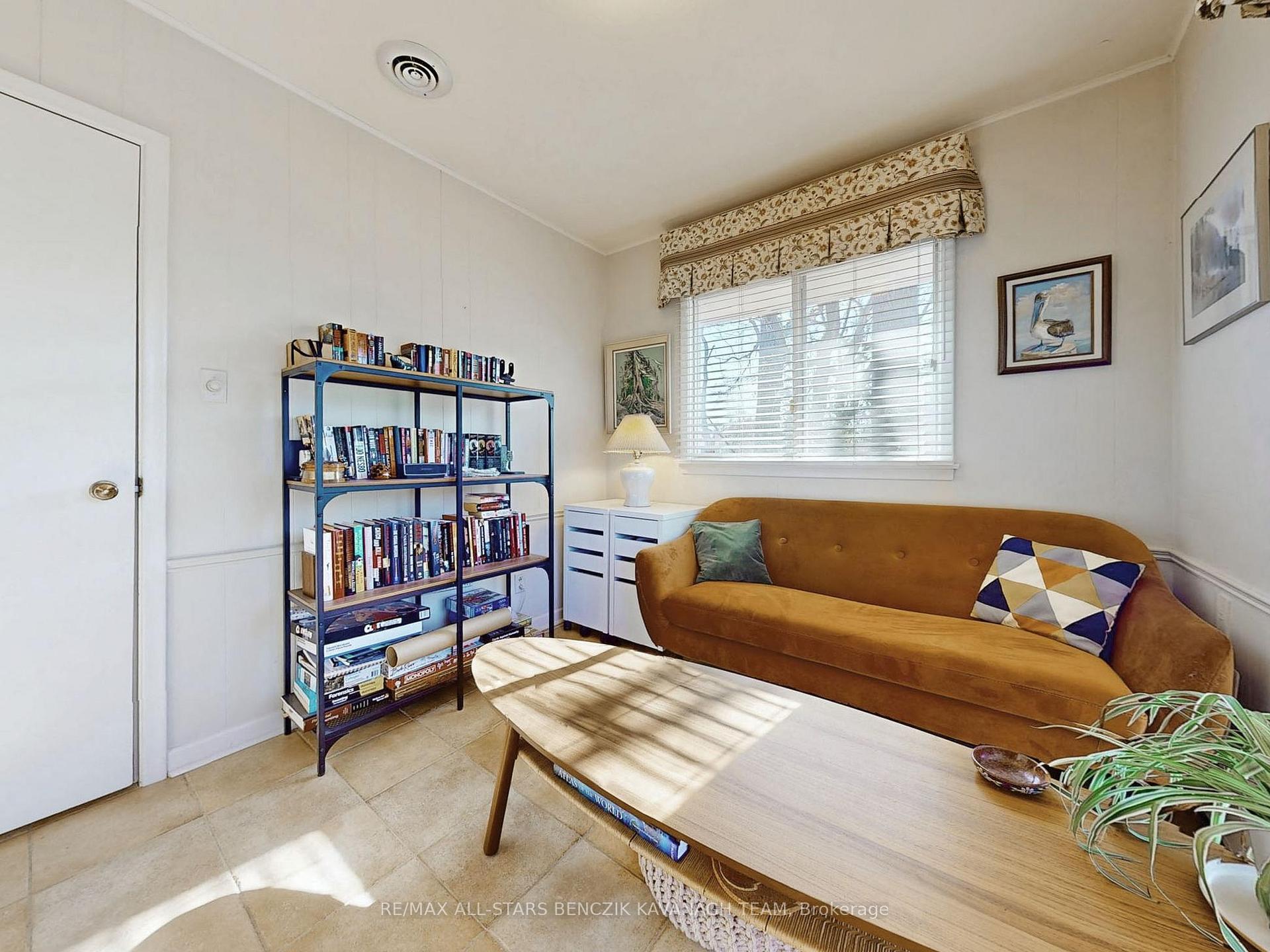 Photo 15 of 2 Savannah Crescent, Markham, Markham Village — HOMEH