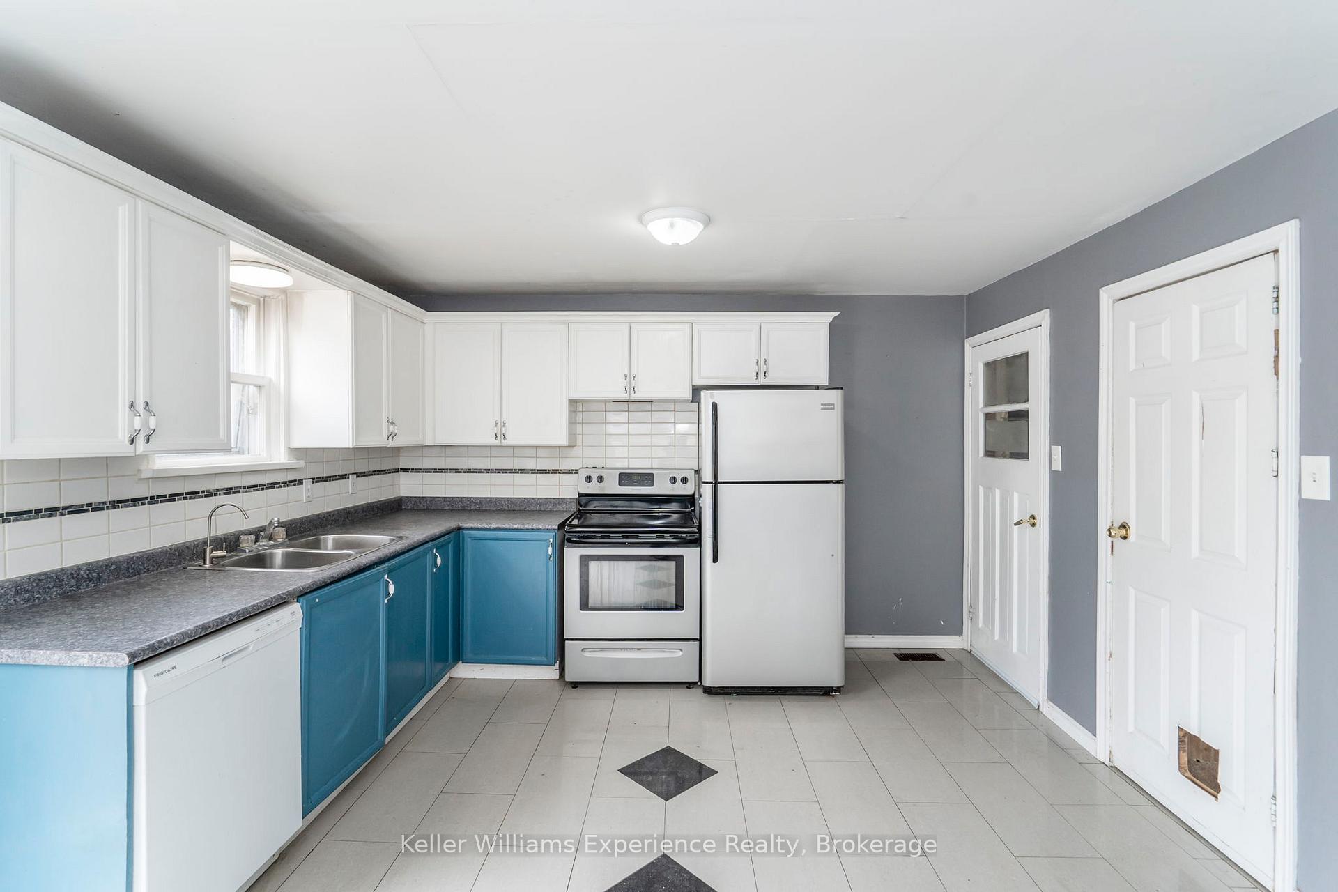 Photo 10 of 396 Russell Street, Midland — HOMEH