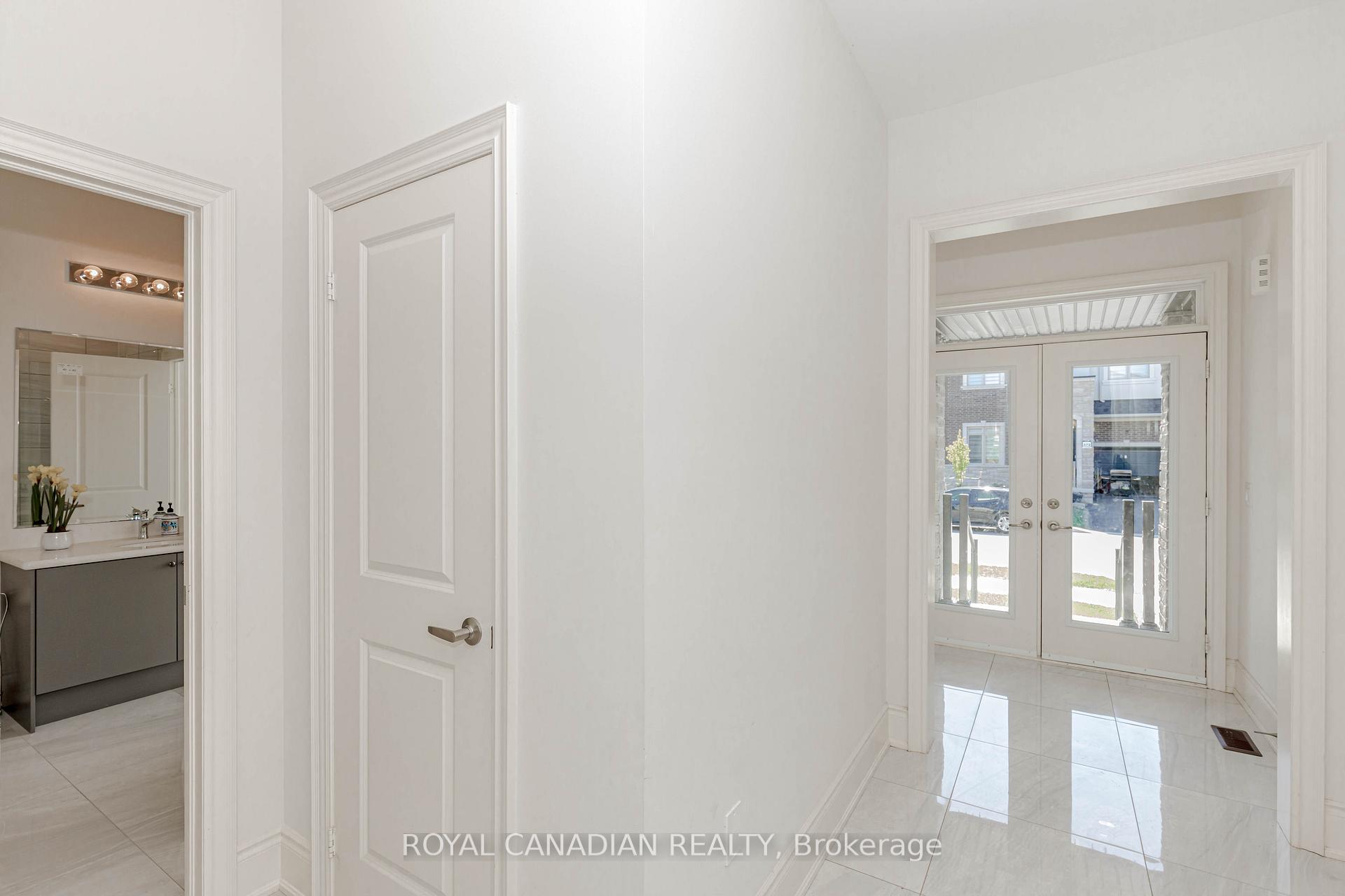 Photo 5 of 74 Cattail Crescent, Hamilton, Waterdown — HOMEH