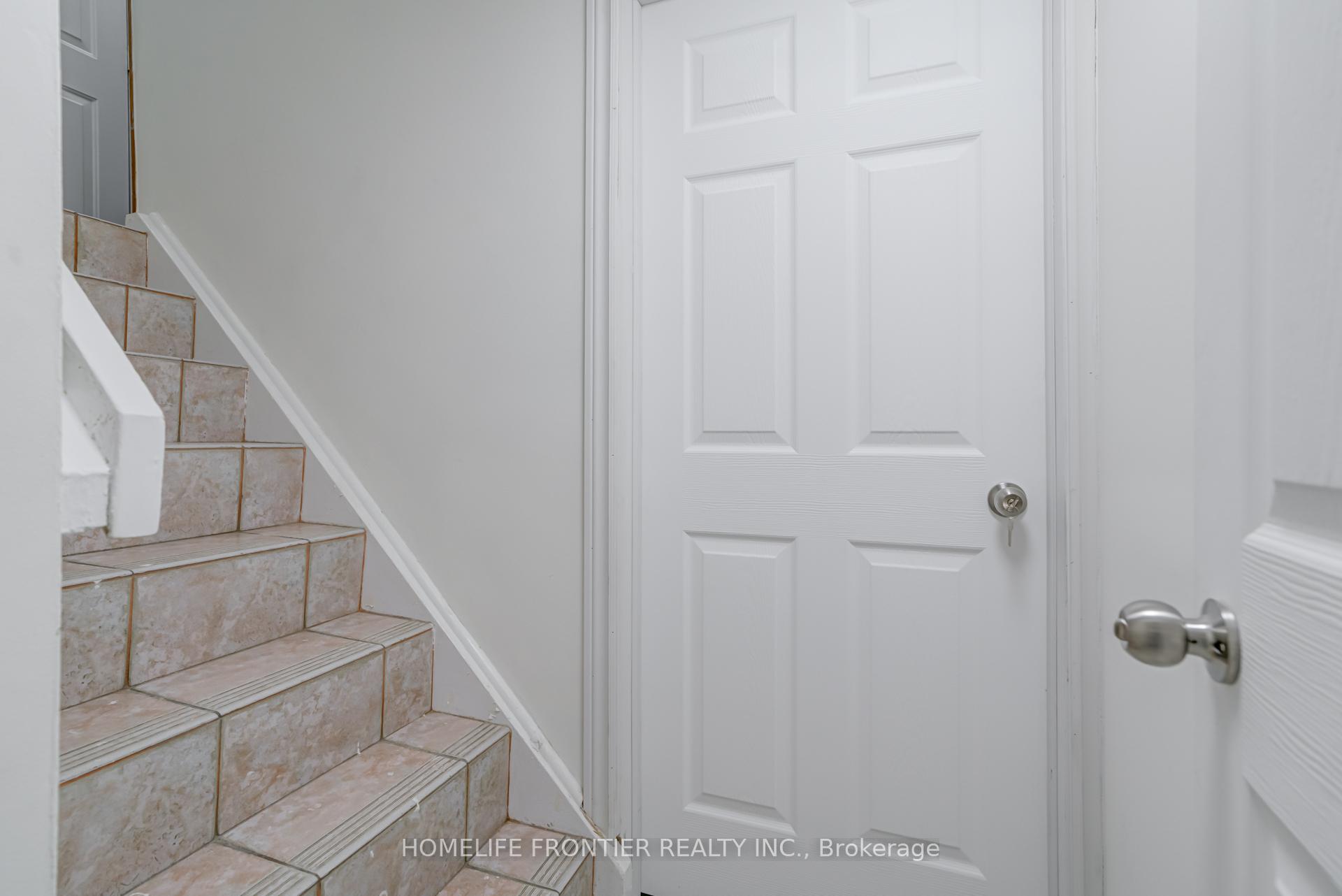 Photo 5 of Unit Lower A, 62 Clark Avenue, Markham, Thornhill — HOMEH