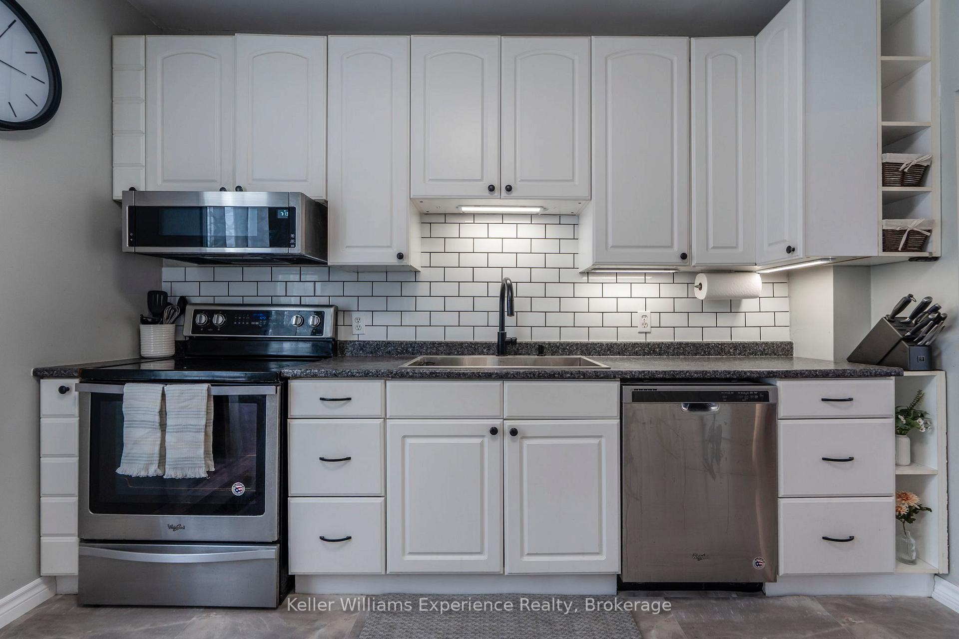 Photo 17 of 454 Colborne Street, Midland — HOMEH