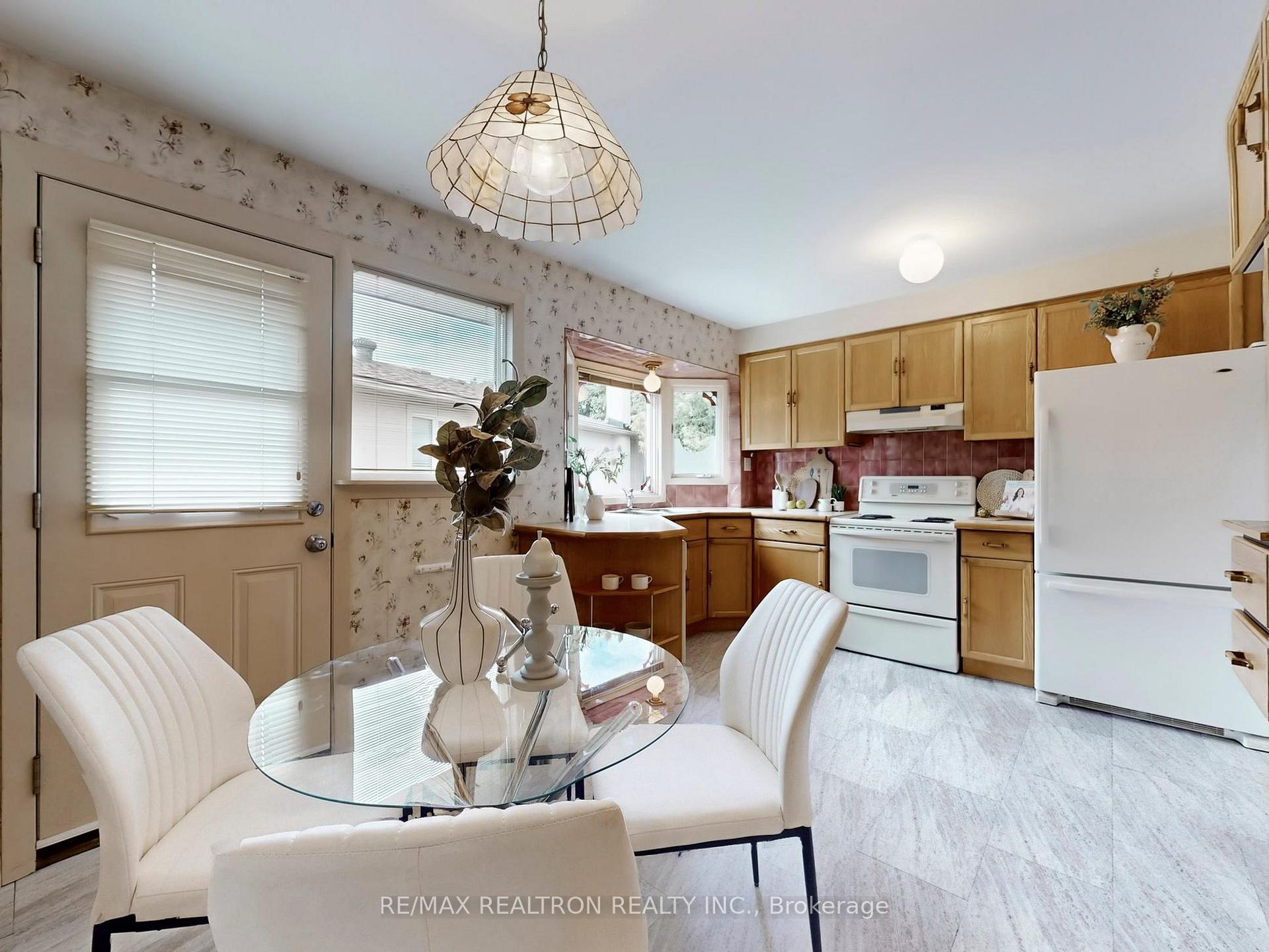 Photo 10 of 24 Castle Harbour Lane, Markham, Bayview Fairway-Bayview Country Club Estates — HOMEH