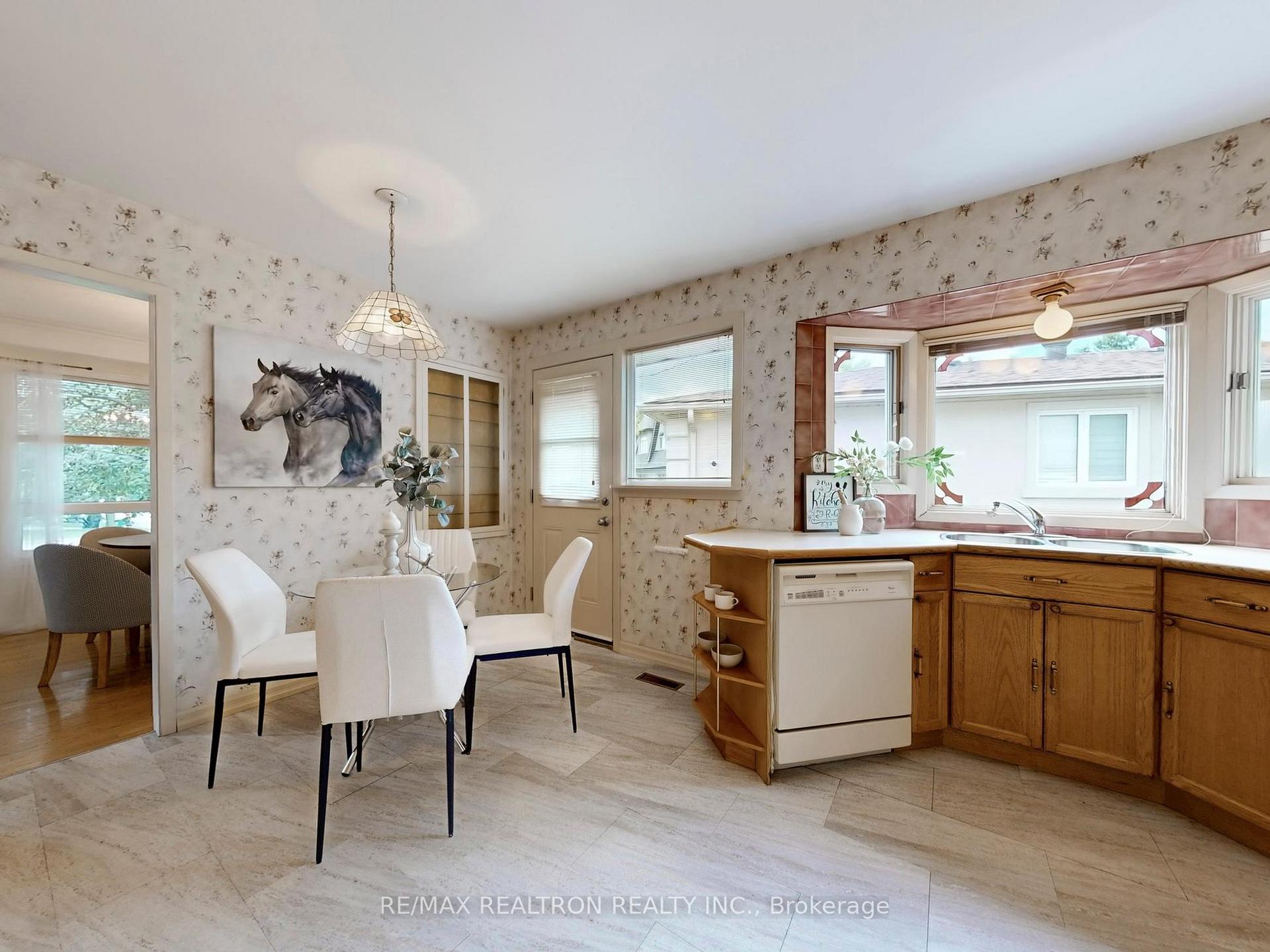 Photo 11 of 24 Castle Harbour Lane, Markham, Bayview Fairway-Bayview Country Club Estates — HOMEH