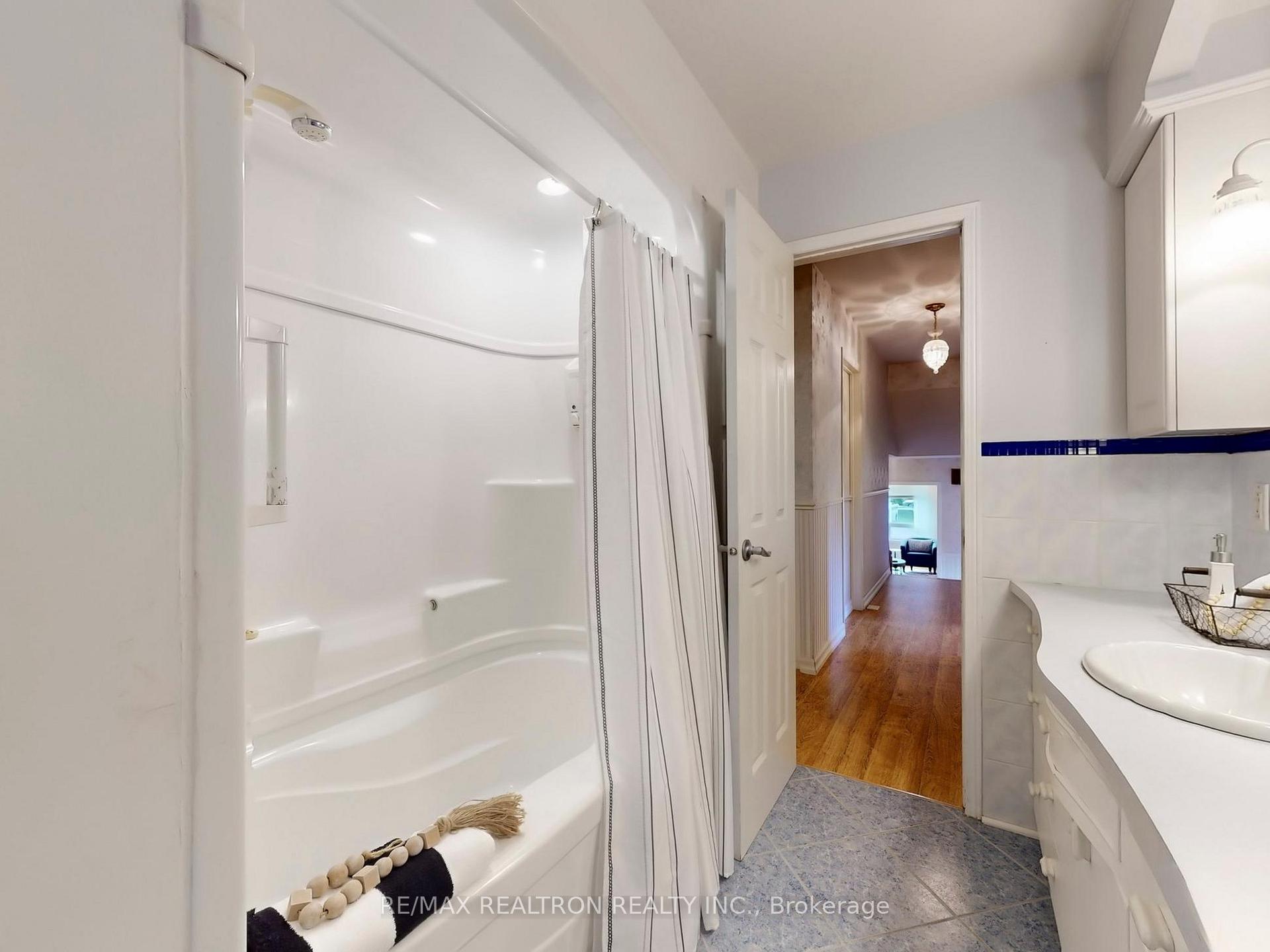 Photo 22 of 24 Castle Harbour Lane, Markham, Bayview Fairway-Bayview Country Club Estates — HOMEH