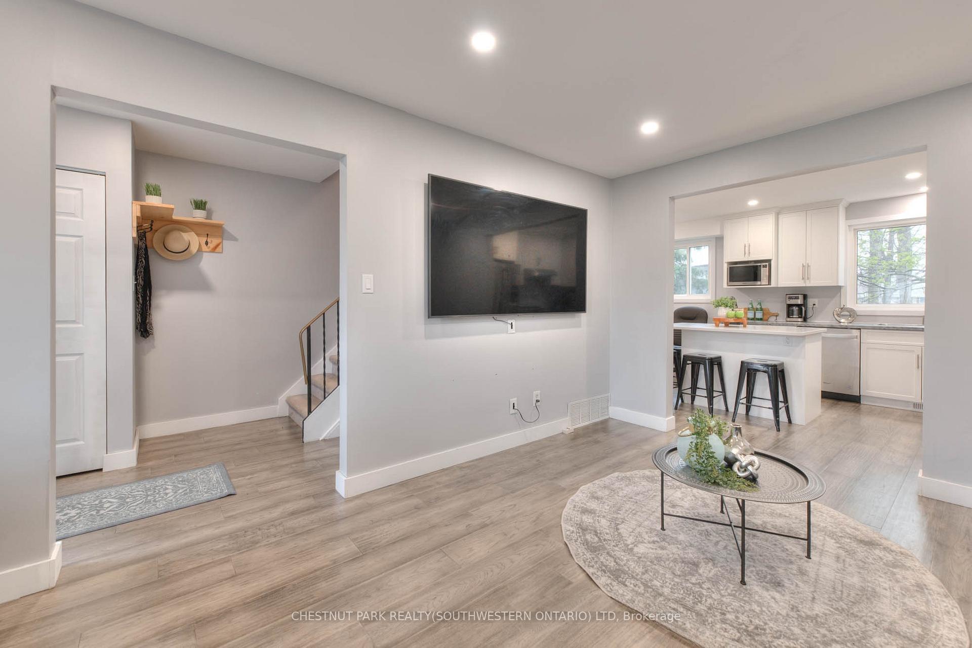 Photo 7 of 129 Dalegrove Drive, Kitchener — HOMEH
