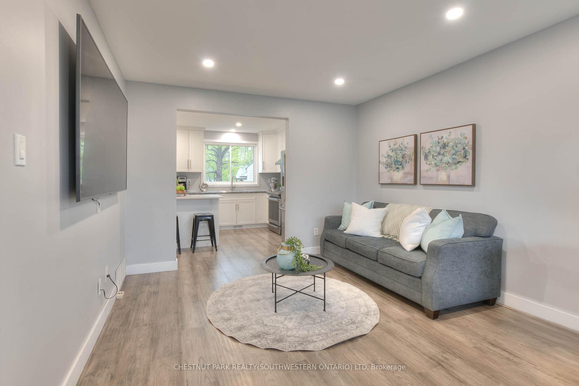 Photo 11 of 129 Dalegrove Drive, Kitchener — HOMEH