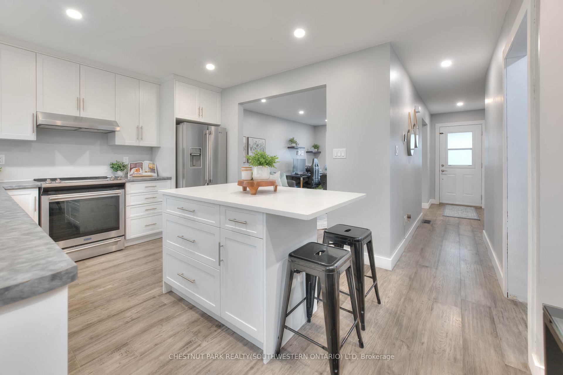 Photo 12 of 129 Dalegrove Drive, Kitchener — HOMEH