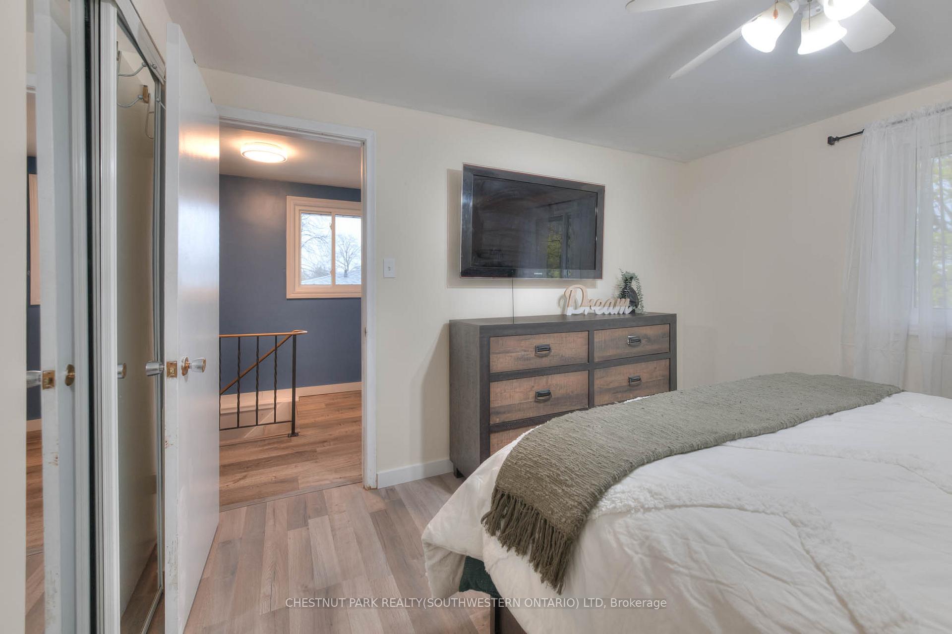 Photo 19 of 129 Dalegrove Drive, Kitchener — HOMEH