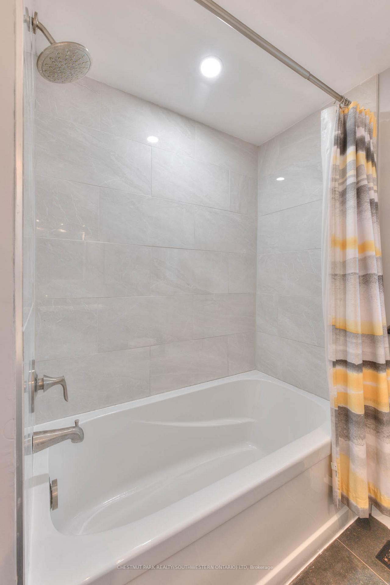Photo 23 of 129 Dalegrove Drive, Kitchener — HOMEH