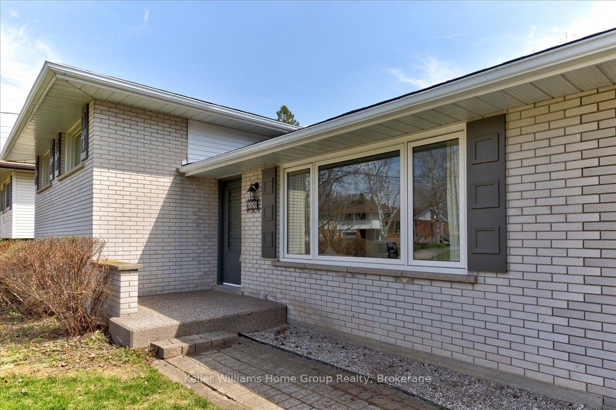 Photo 3 of 229 Kenneth Avenue, Kitchener — HOMEH