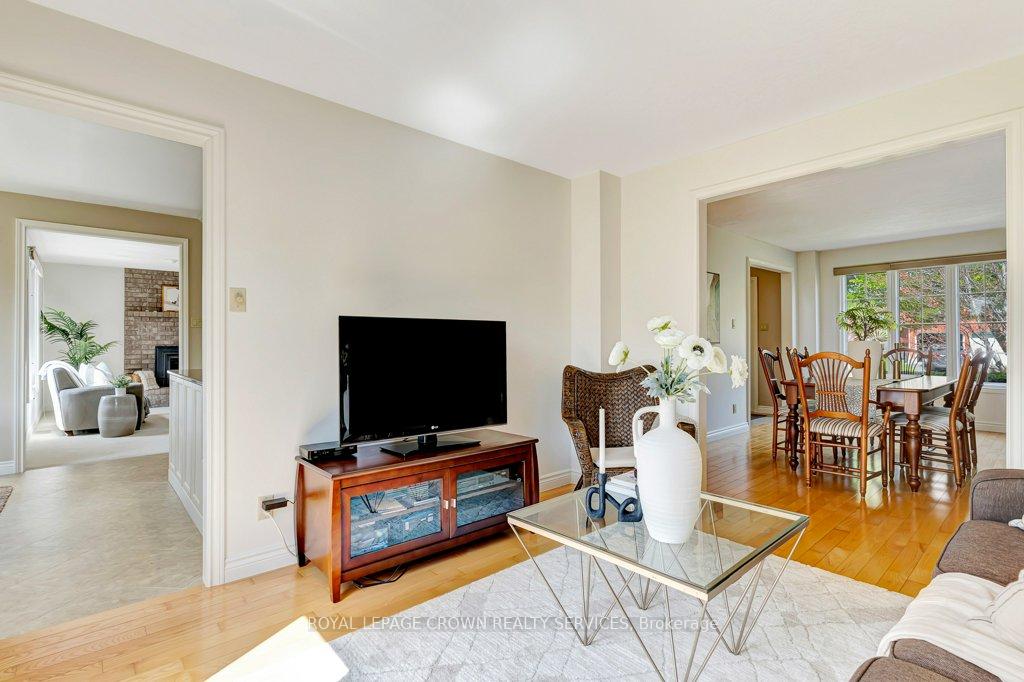 Photo 11 of 208 Michener Crescent, Kitchener — HOMEH