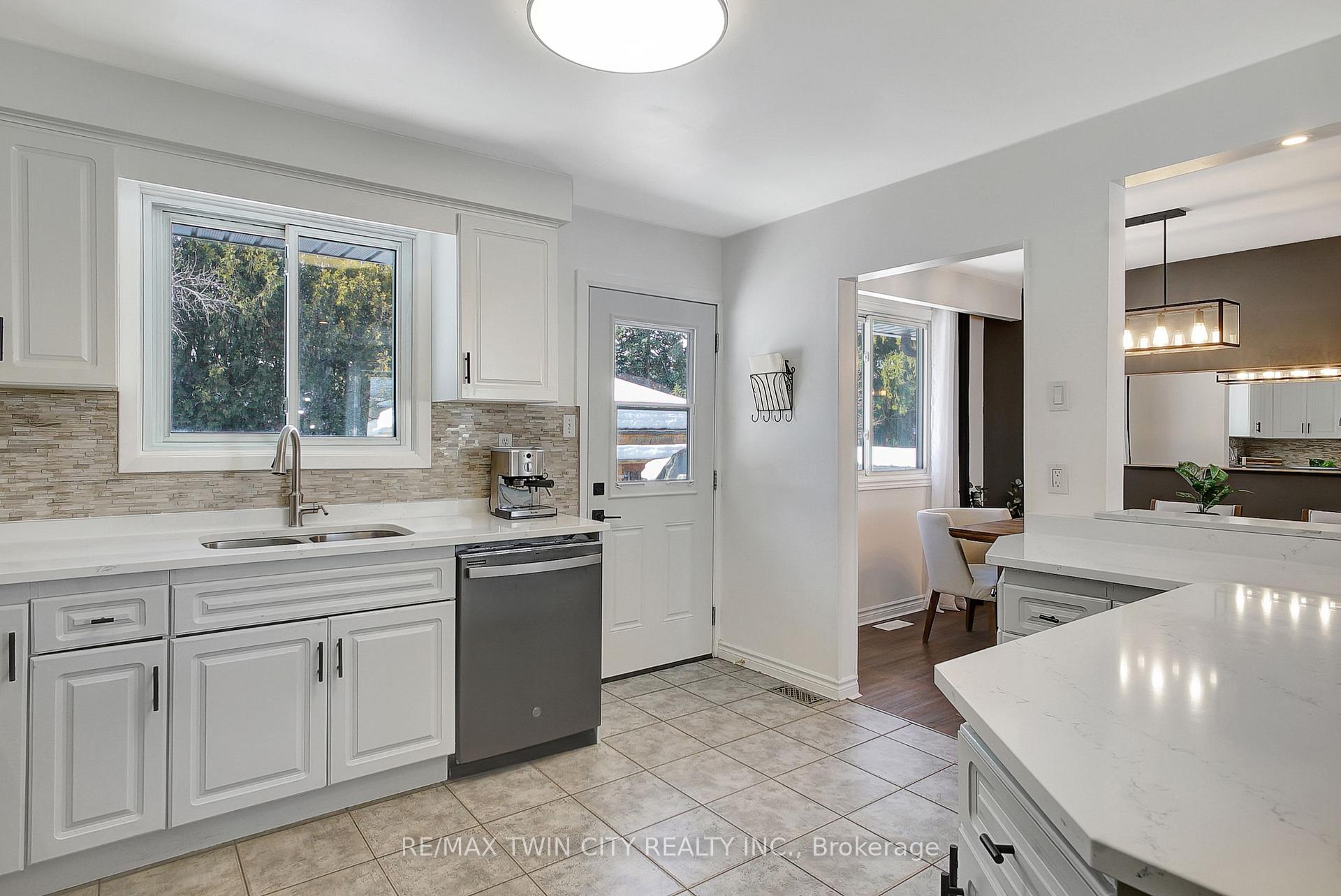 Photo 15 of 11 Glen Park Crescent, Kitchener — HOMEH