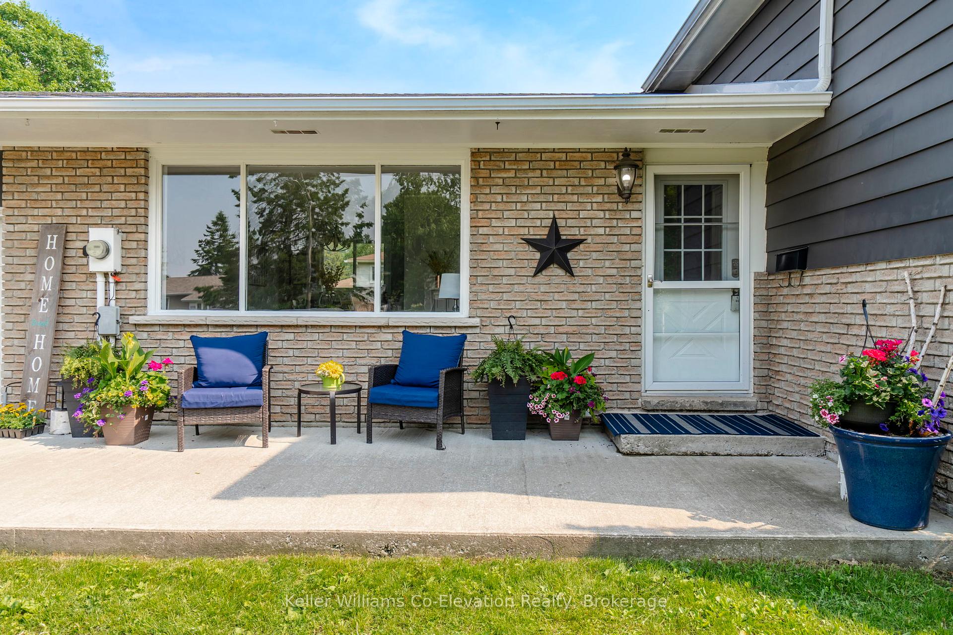 Photo 2 of 1050 Glen Eagles Crescent, Midland — HOMEH