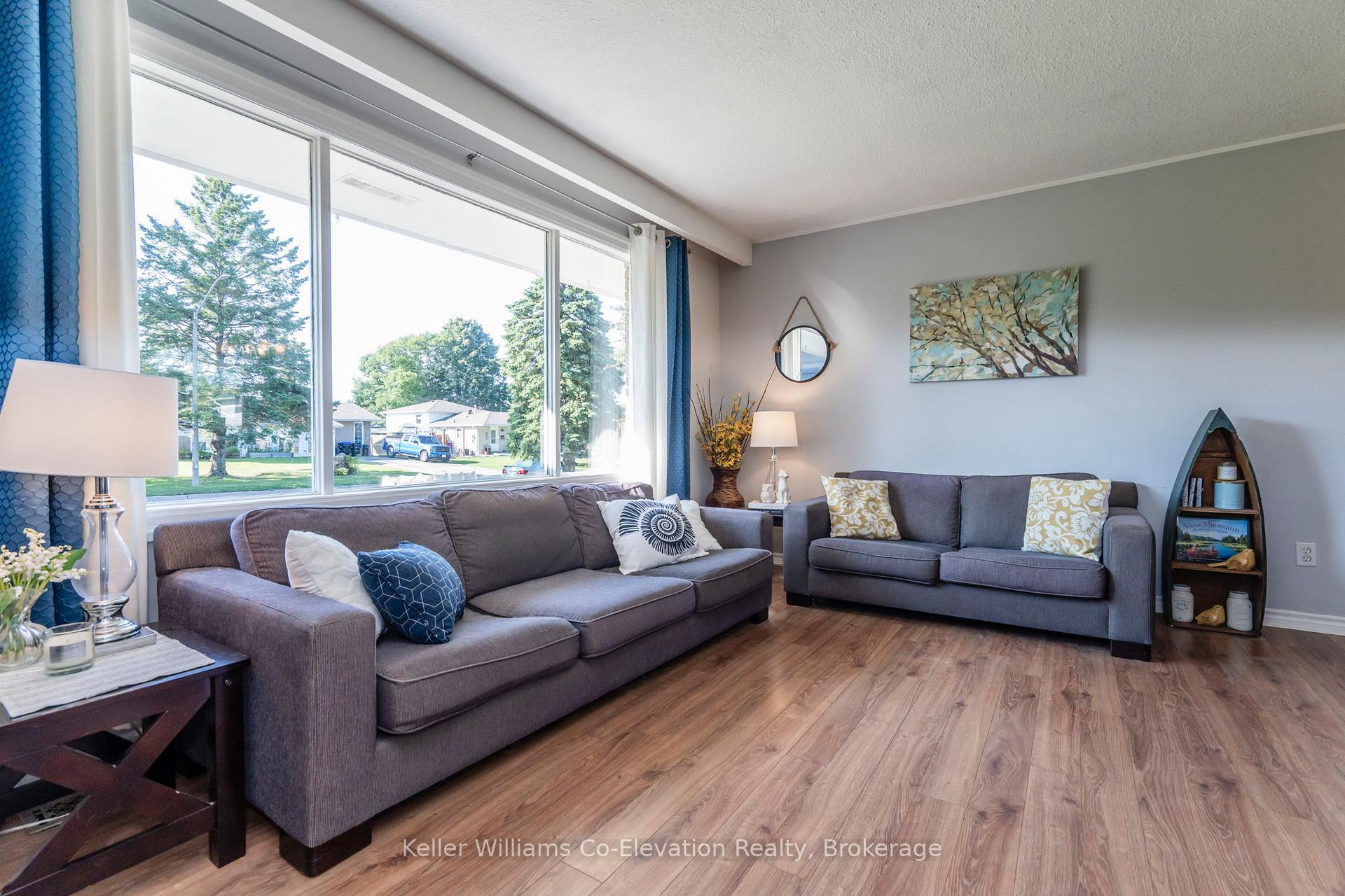 Photo 4 of 1050 Glen Eagles Crescent, Midland — HOMEH