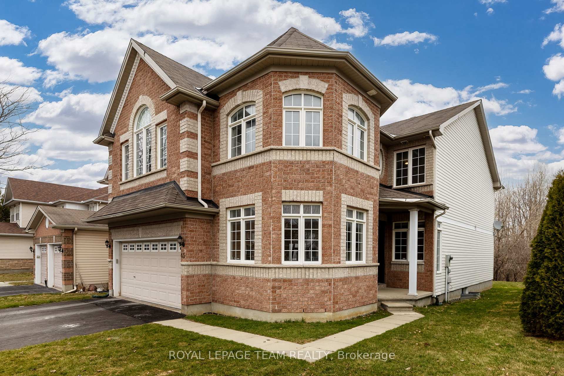 Photo 3 of 45 Catterick Crescent, Ottawa, Kanata - Morgan's Grant/South March — HOMEH