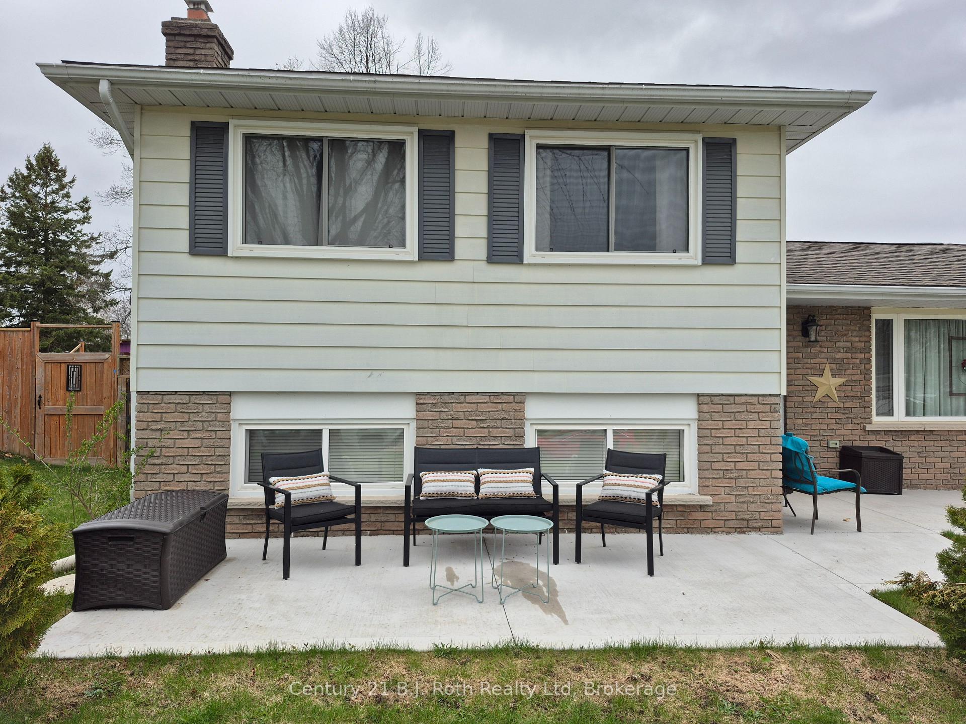 Photo 2 of 1055 Glen Eagles Crescent, Midland — HOMEH