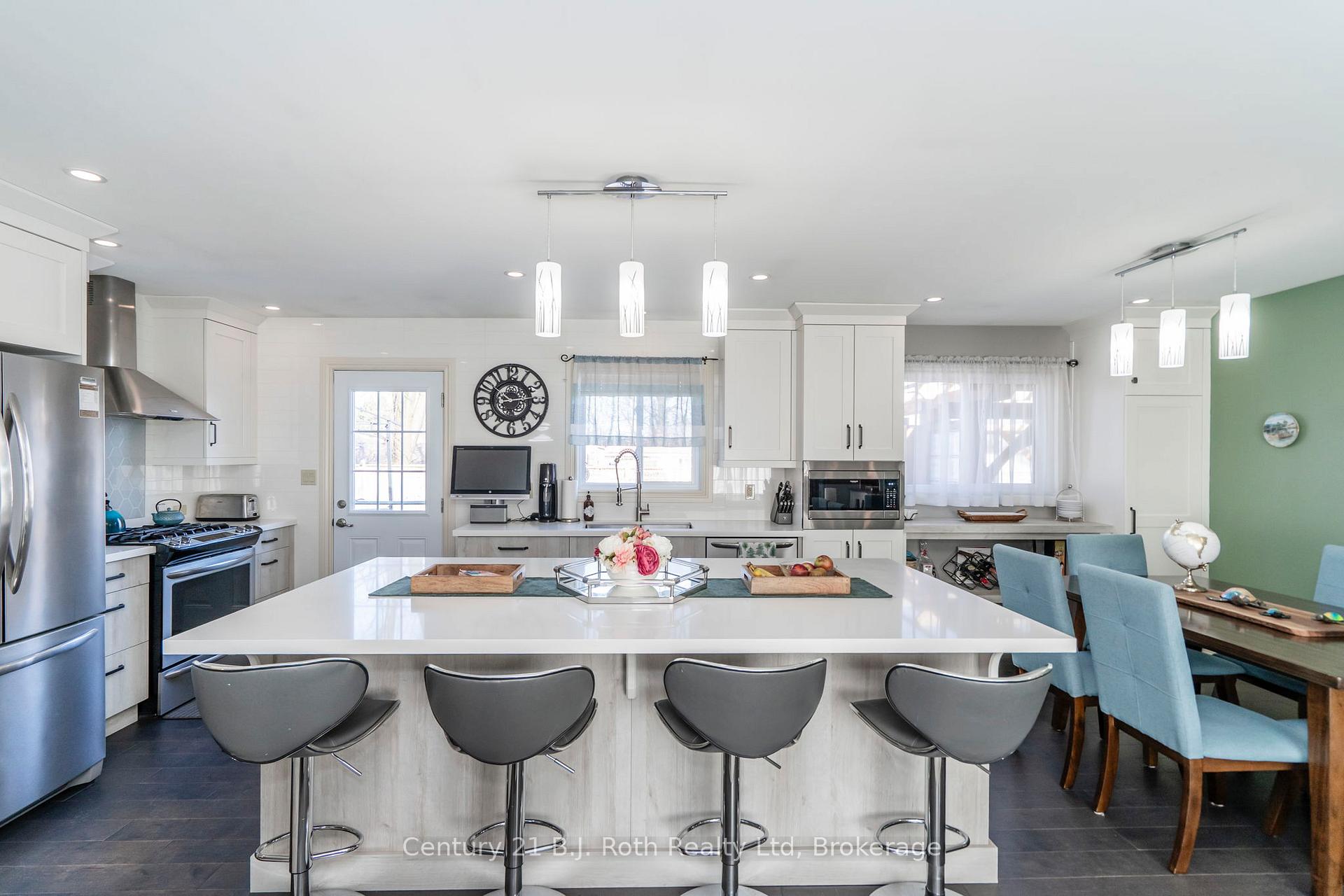 Photo 6 of 1055 Glen Eagles Crescent, Midland — HOMEH