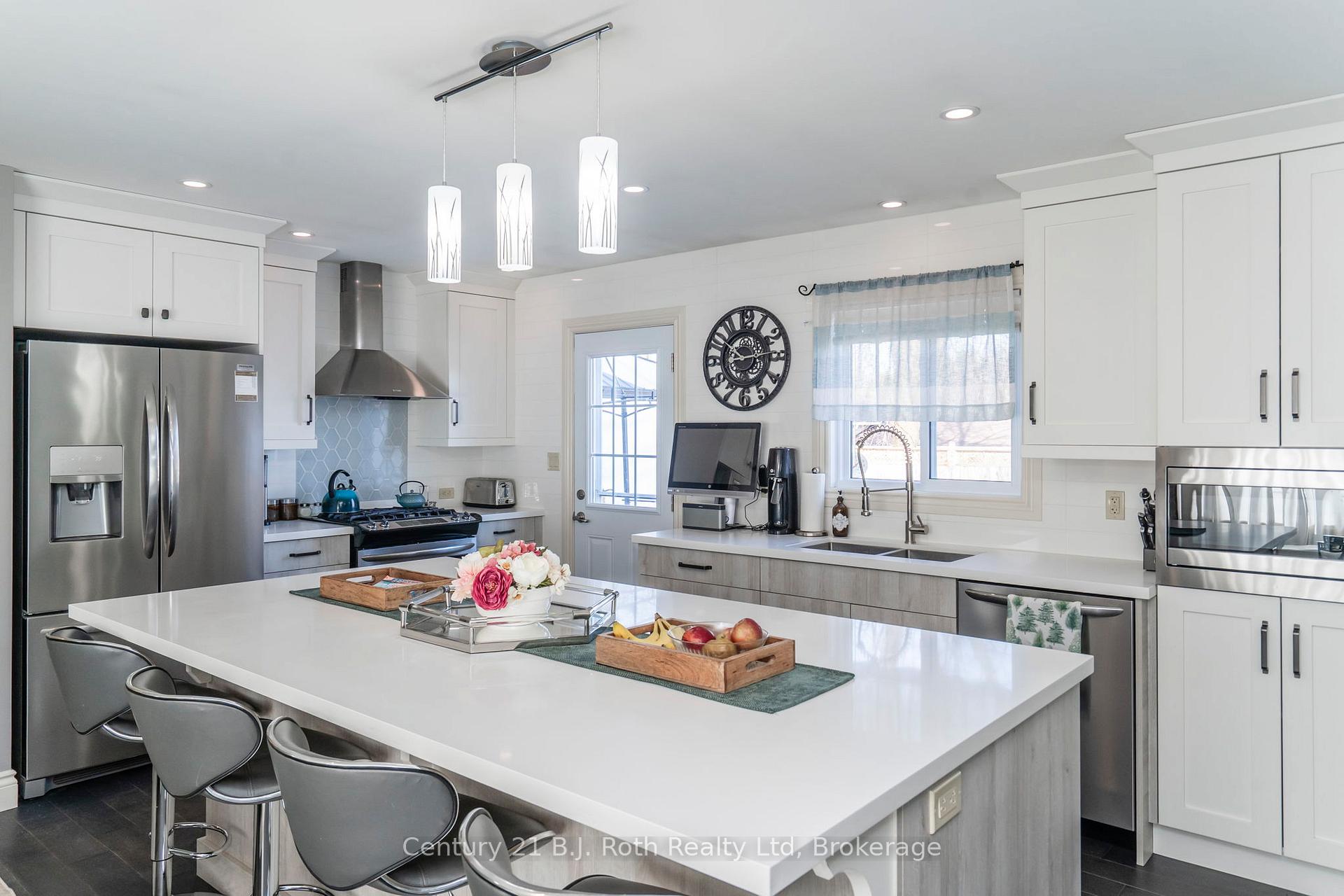 Photo 7 of 1055 Glen Eagles Crescent, Midland — HOMEH