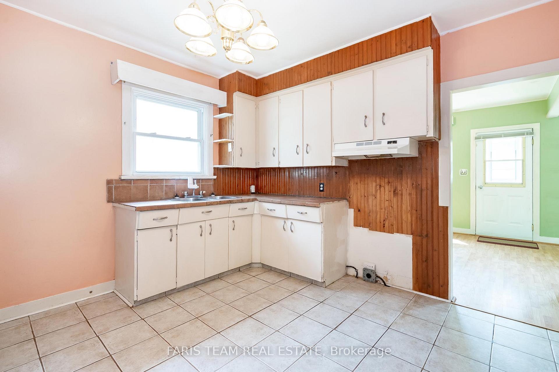 Photo 3 of 358 Bay Street, Midland — HOMEH