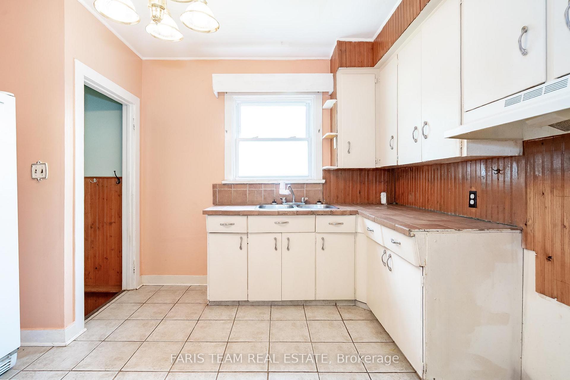 Photo 4 of 358 Bay Street, Midland — HOMEH