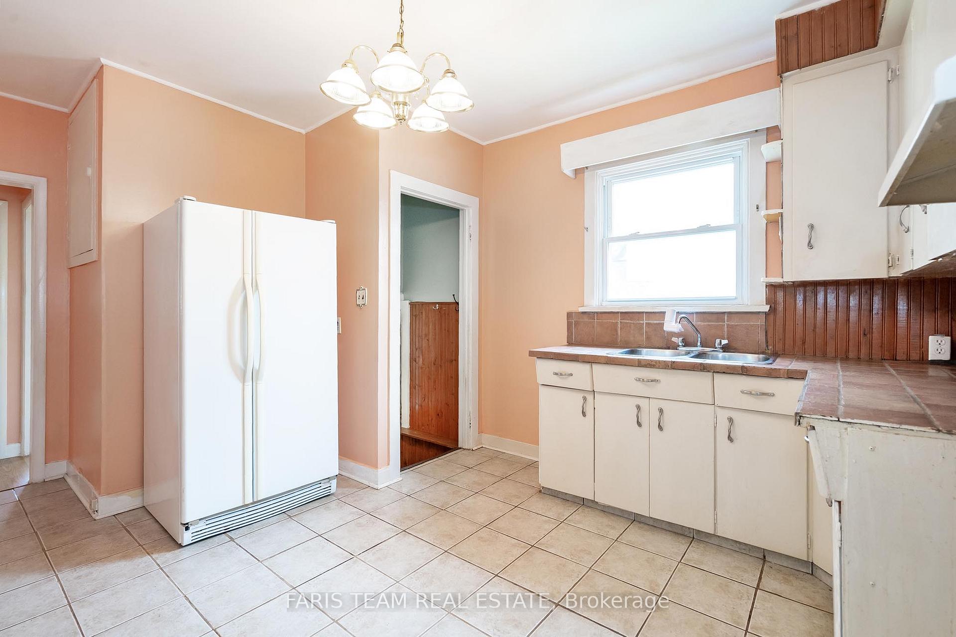 Photo 5 of 358 Bay Street, Midland — HOMEH