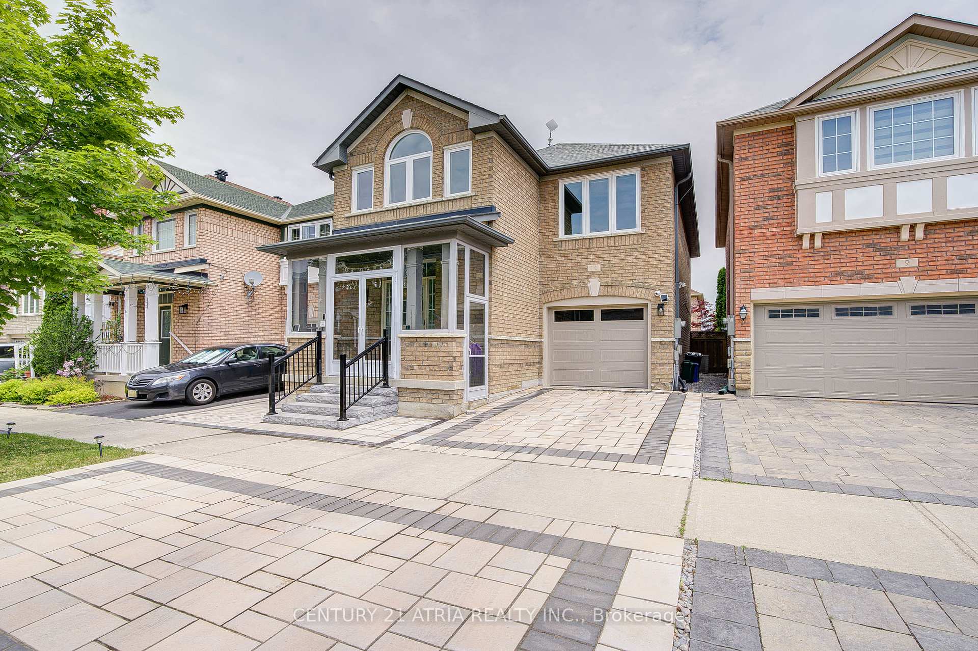 Photo 2 of 11 Crawford Street, Markham, Berczy — HOMEH
