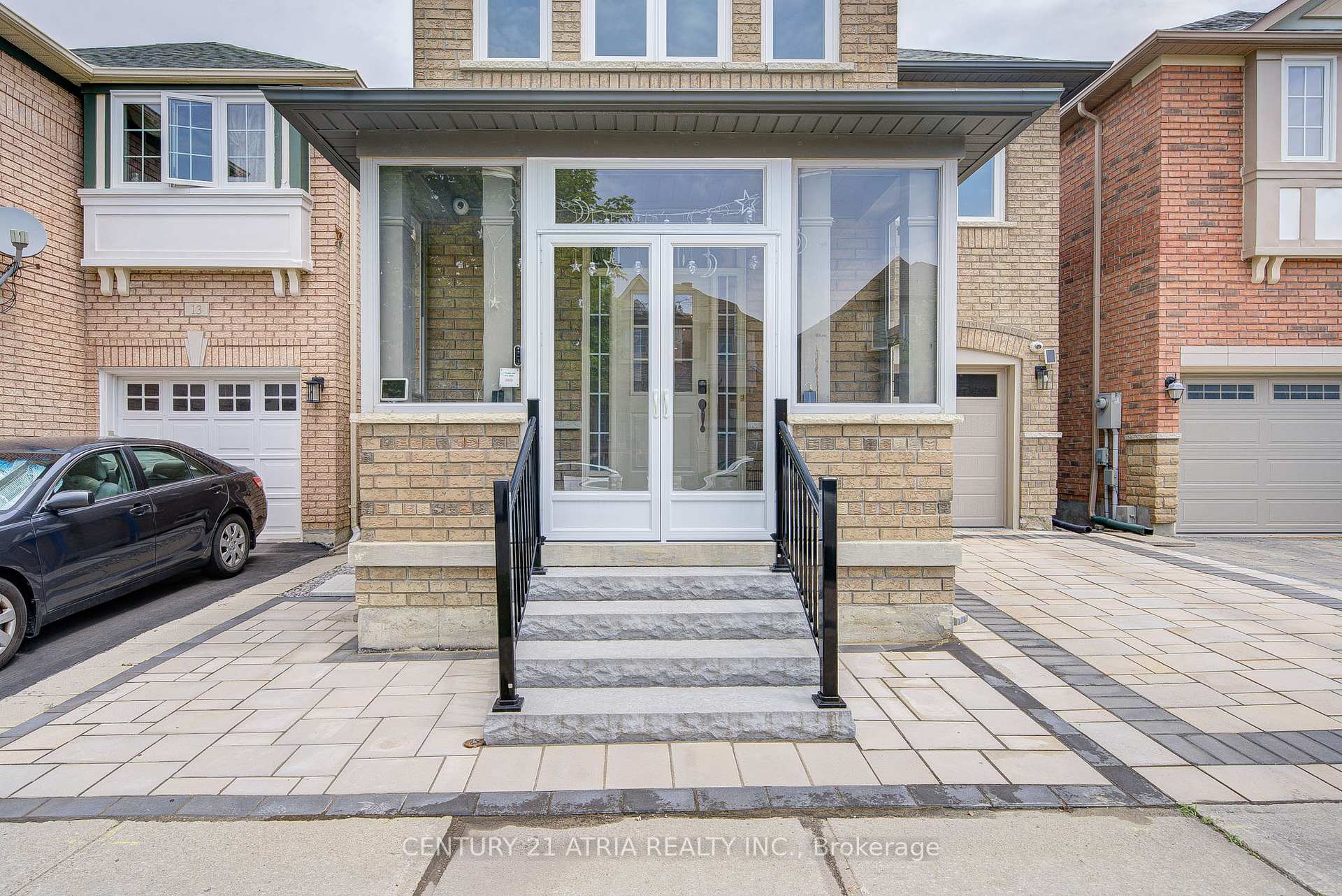 Photo 3 of 11 Crawford Street, Markham, Berczy — HOMEH