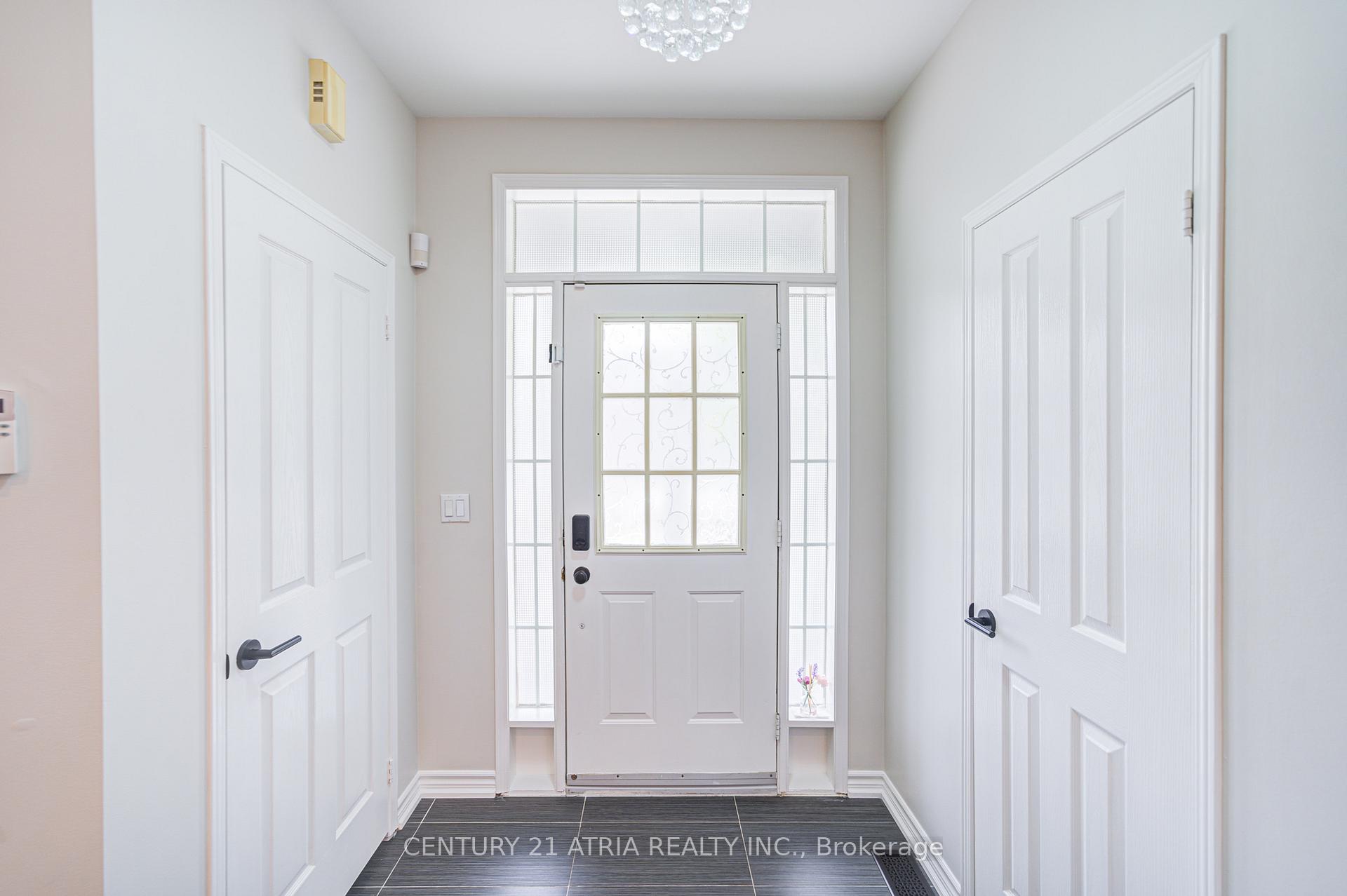 Photo 4 of 11 Crawford Street, Markham, Berczy — HOMEH